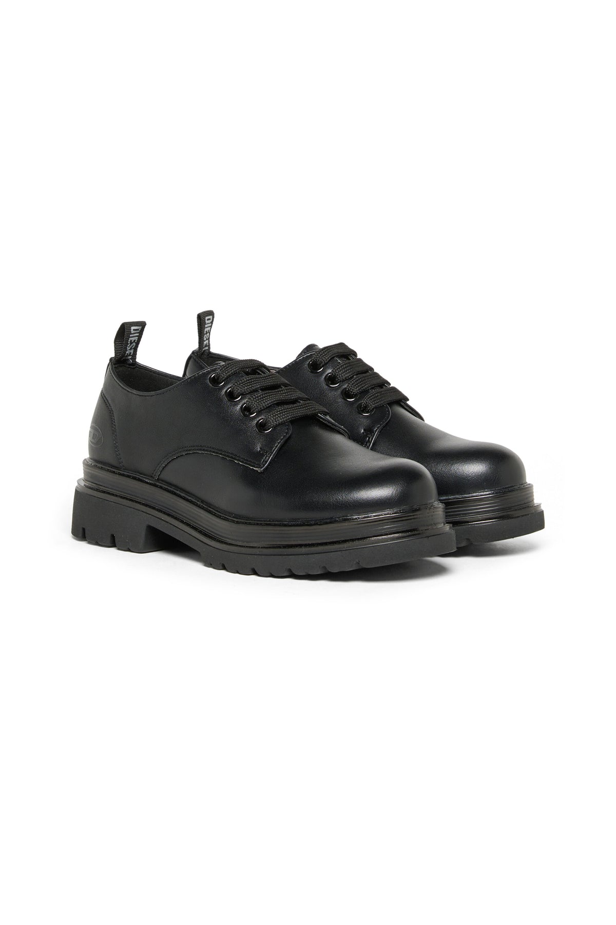 Zapato con cordones y logo