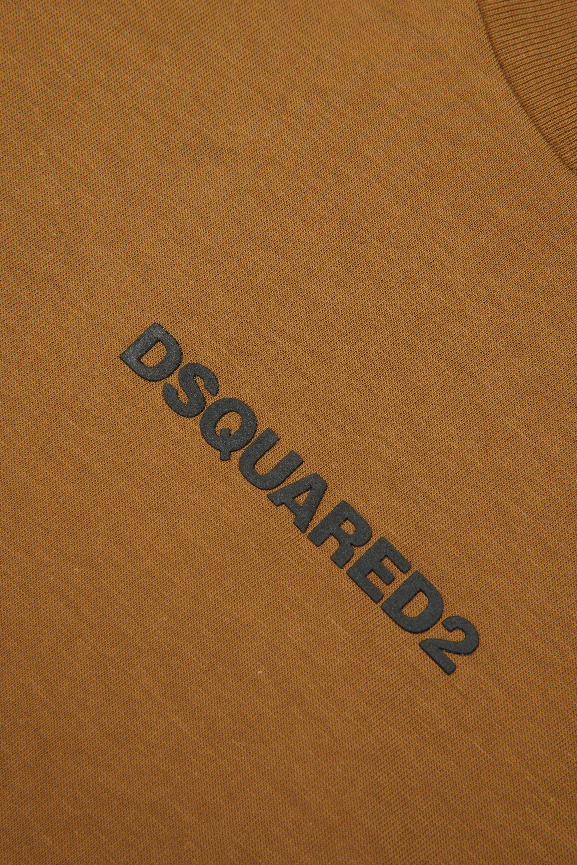 Camiseta con logotipo efecto goma