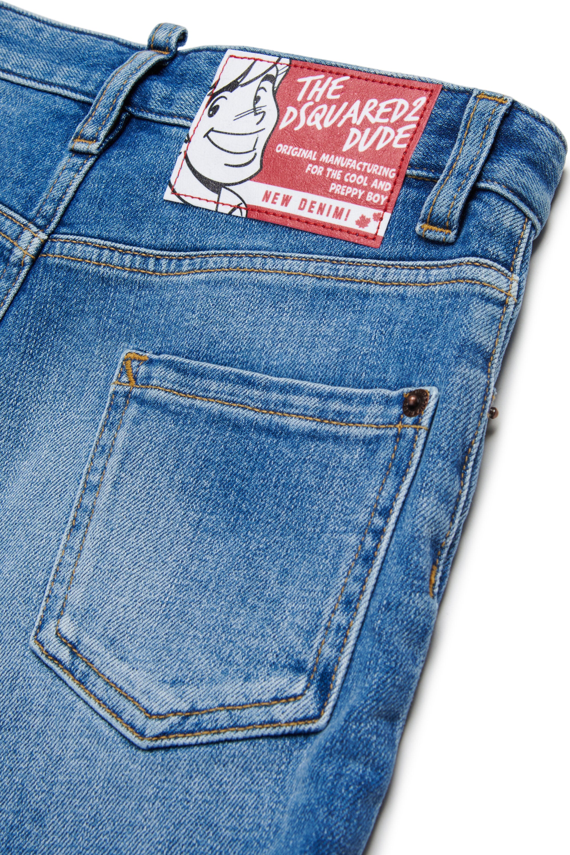 Shorts in denim blu medio con abrasioni