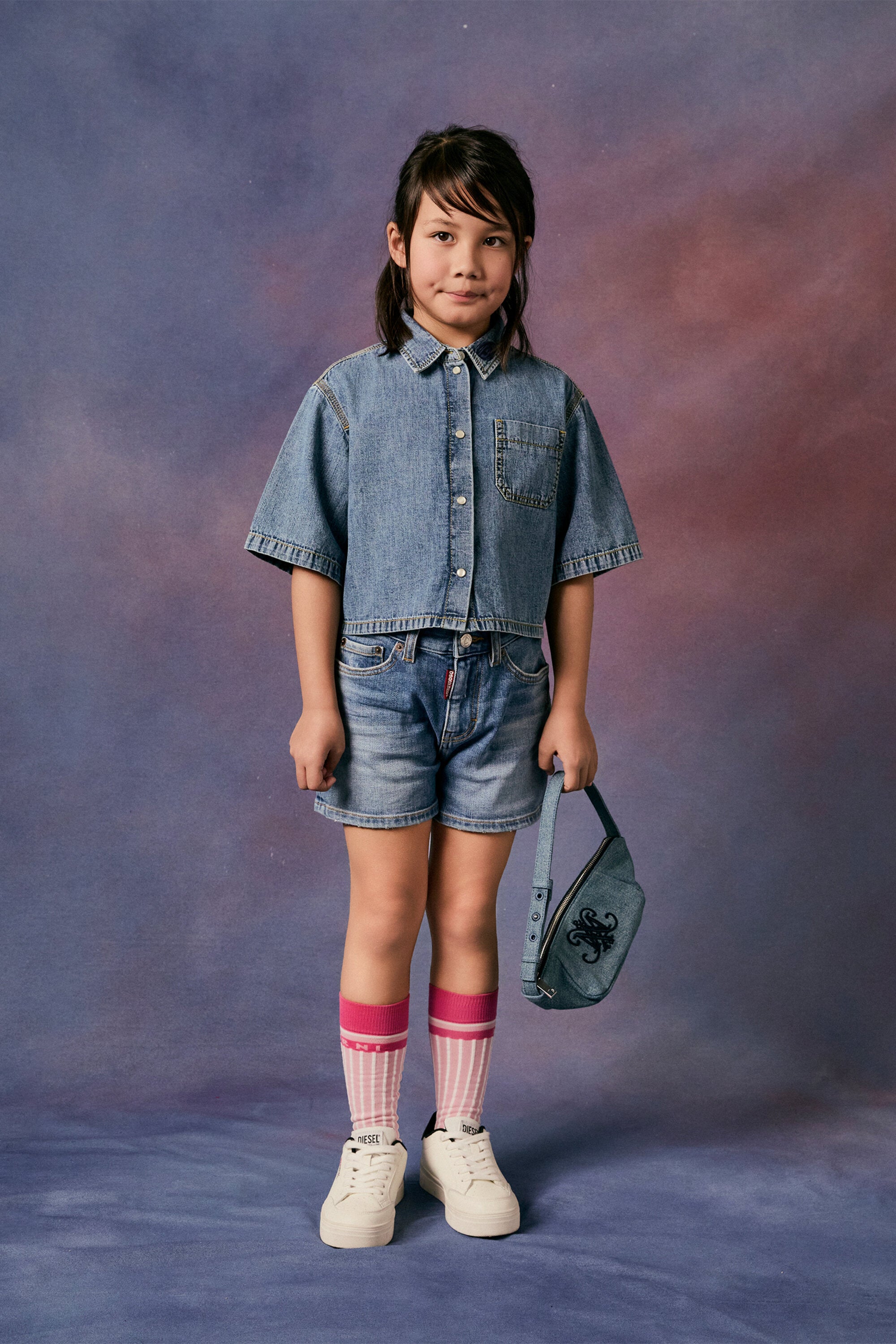 Shorts in denim blu medio con abrasioni