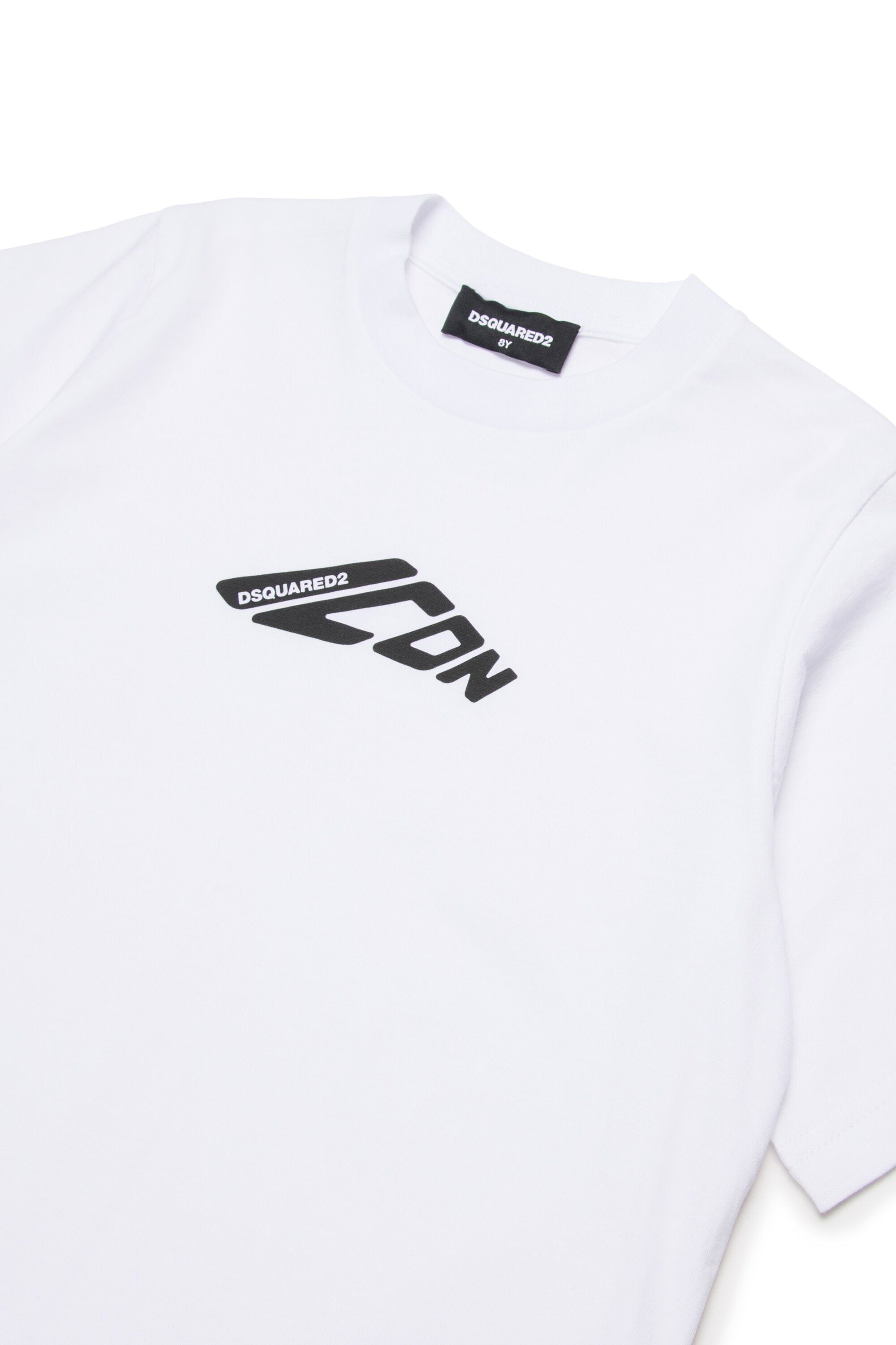 Camiseta con logotipo en contraste