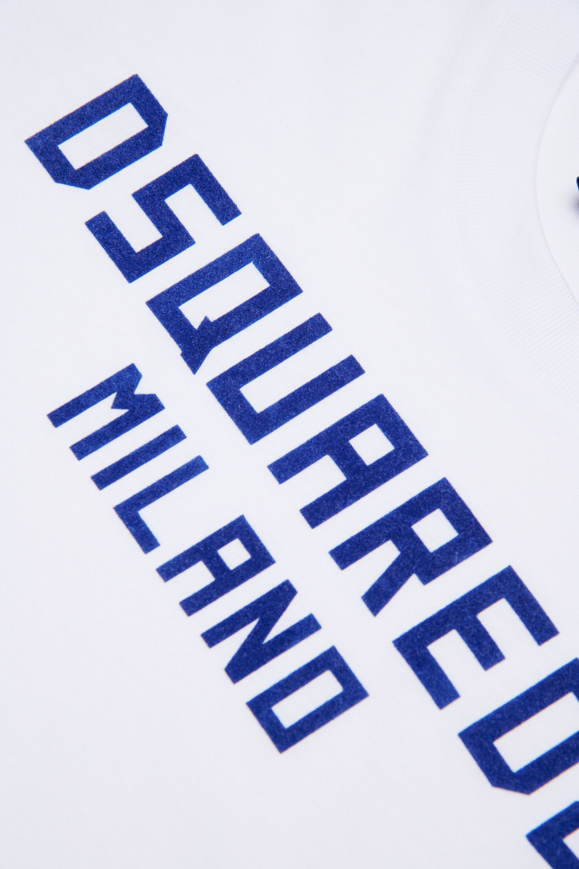 T-Shirt mit aufgedrucktem Logo auf der Brust