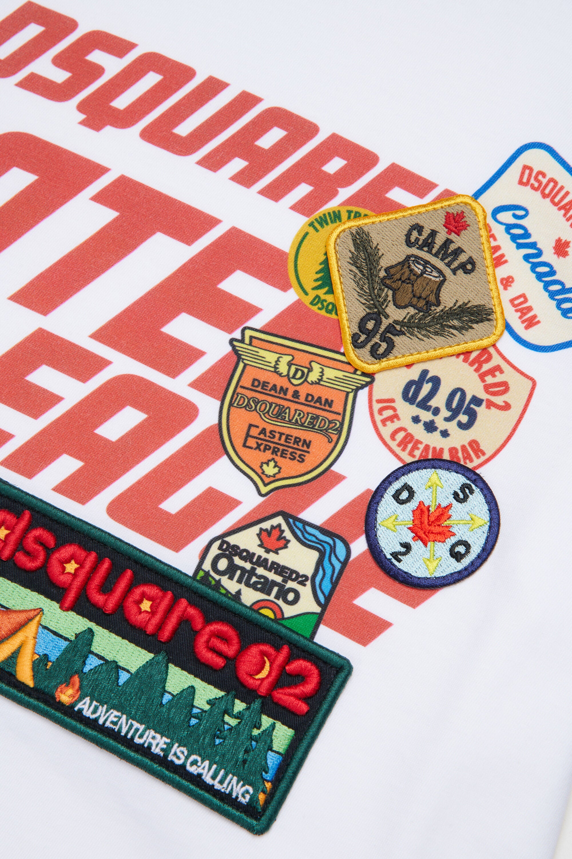 T-shirt con logo e applicazioni patch