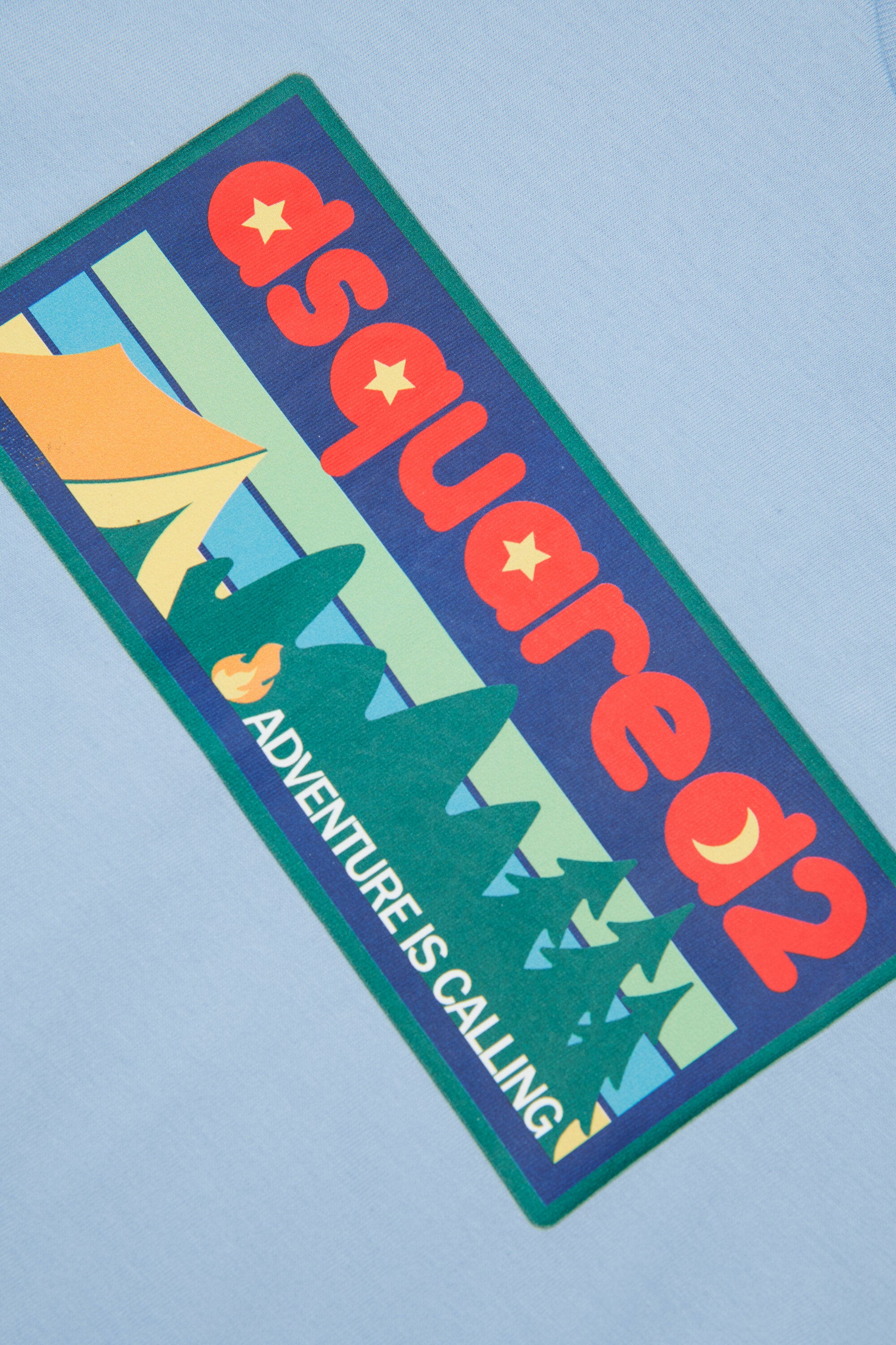 T-shirt avec logo sur la poitrine