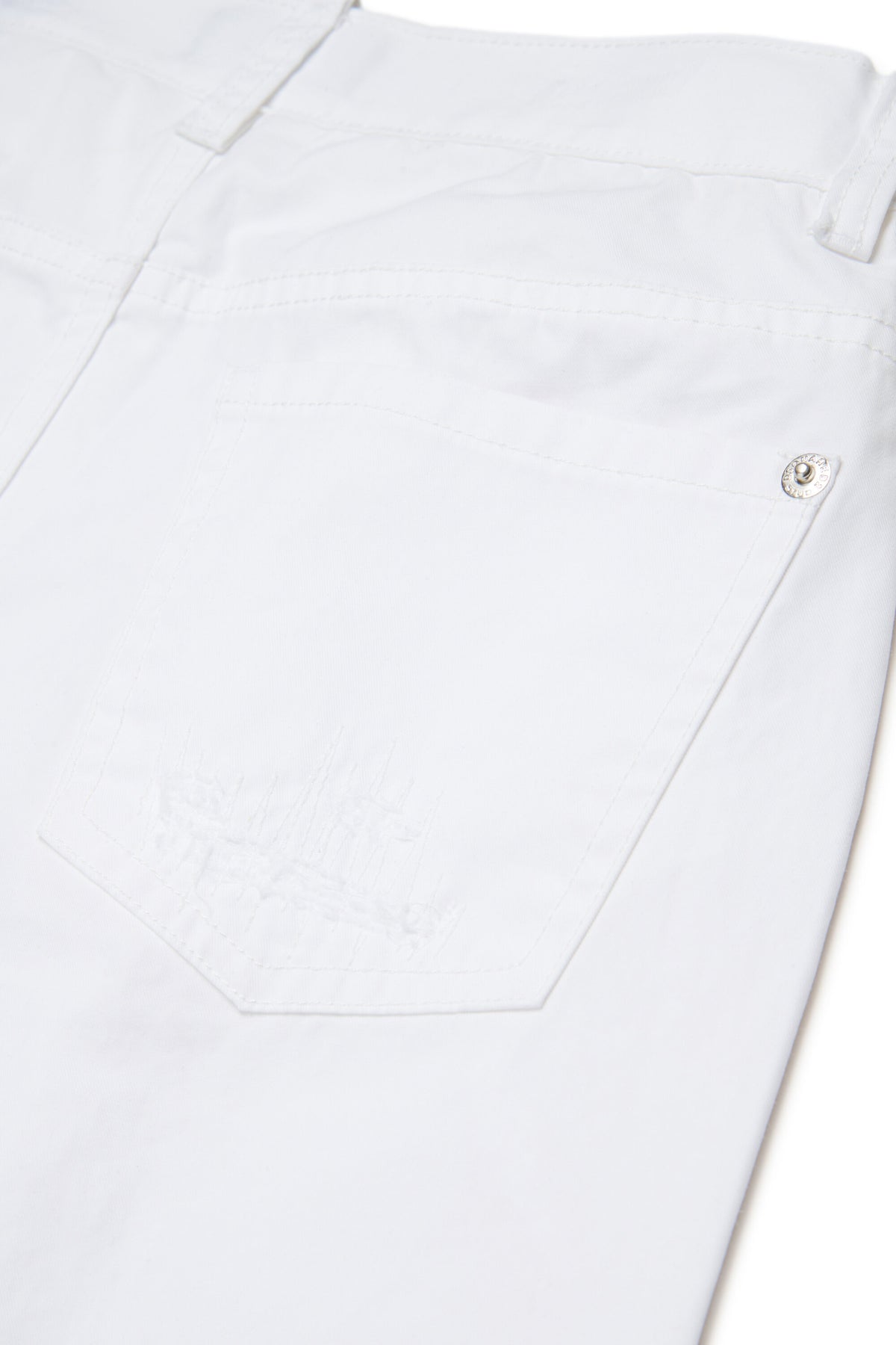 Pantalones cortos con logo y detalles desgastados