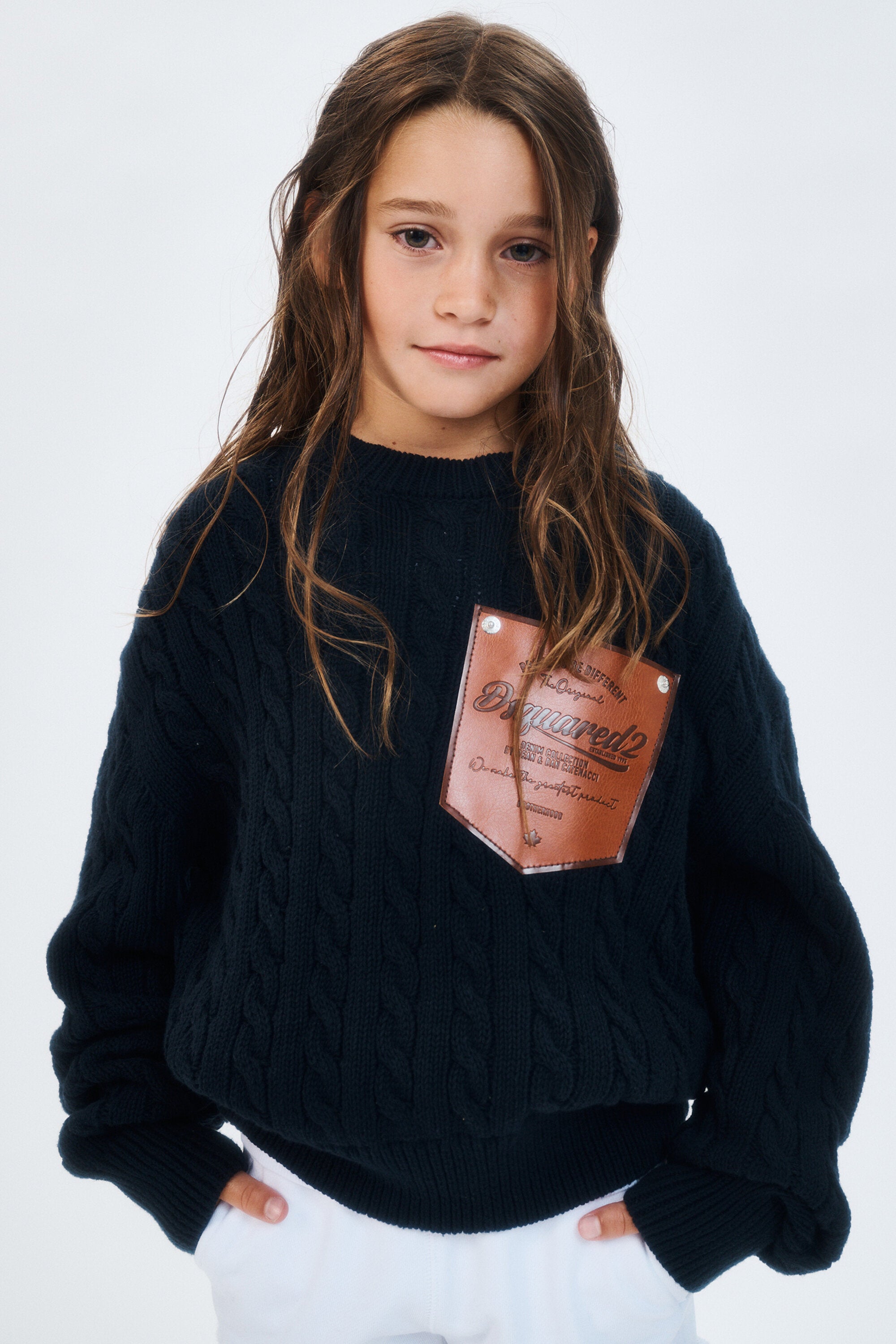 Rundhalspullover mit Zopfmuster und Logo