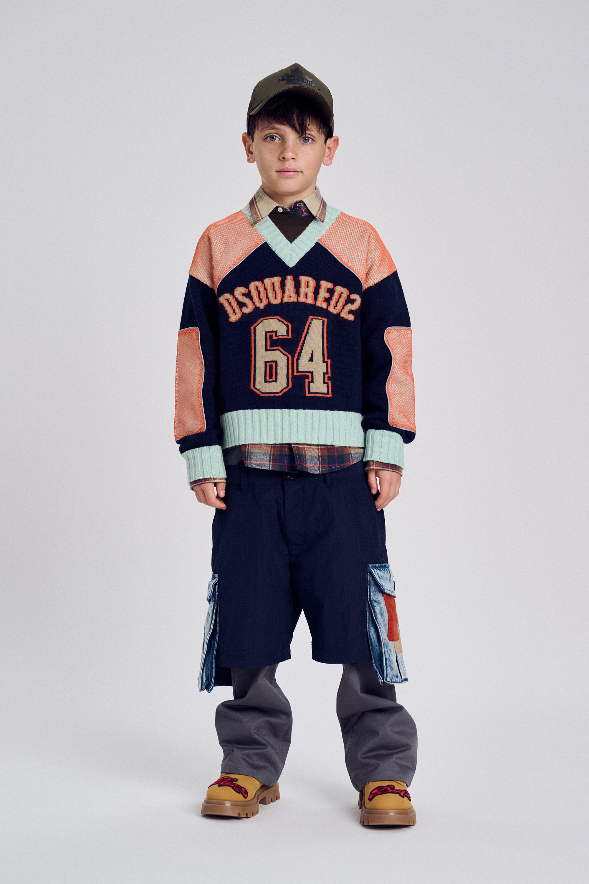 Pullover mit V-Ausschnitt und Logo