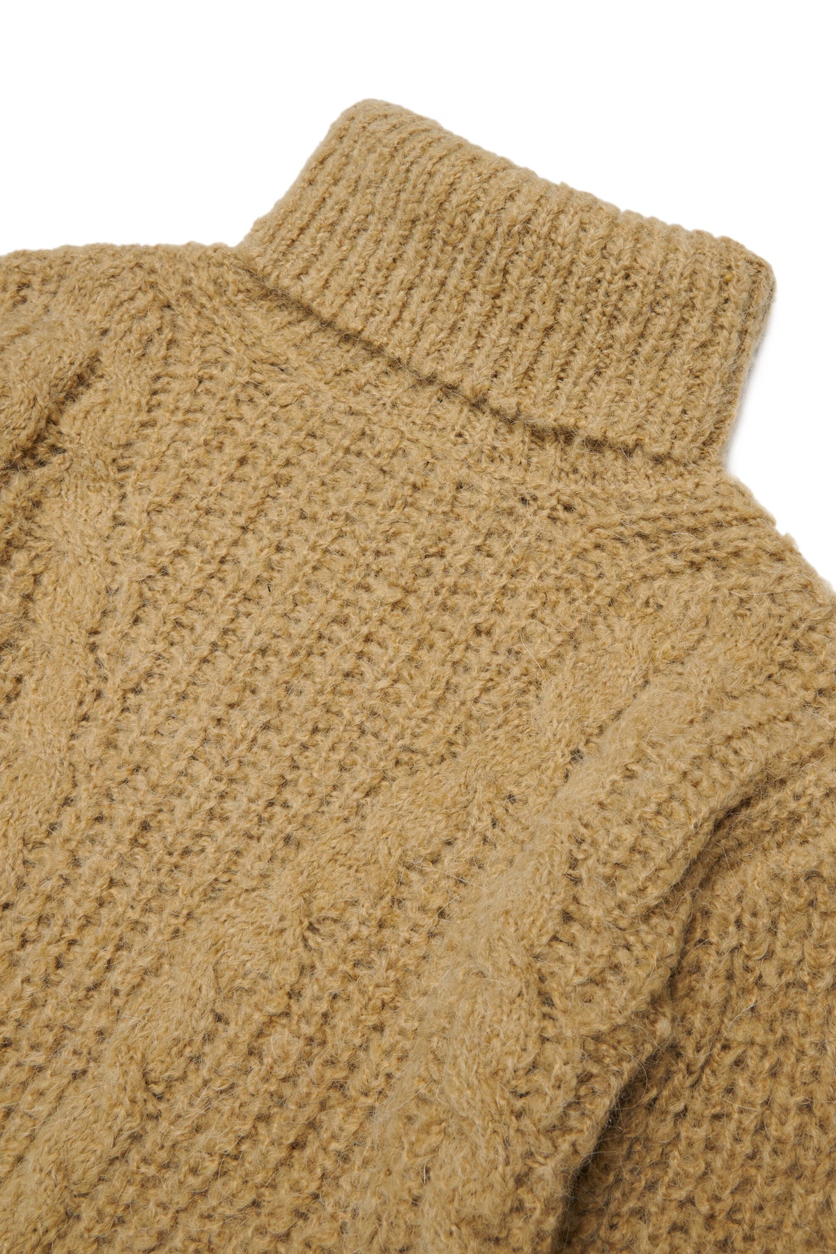 Rollkragenpullover mit Zopfmuster und Logo