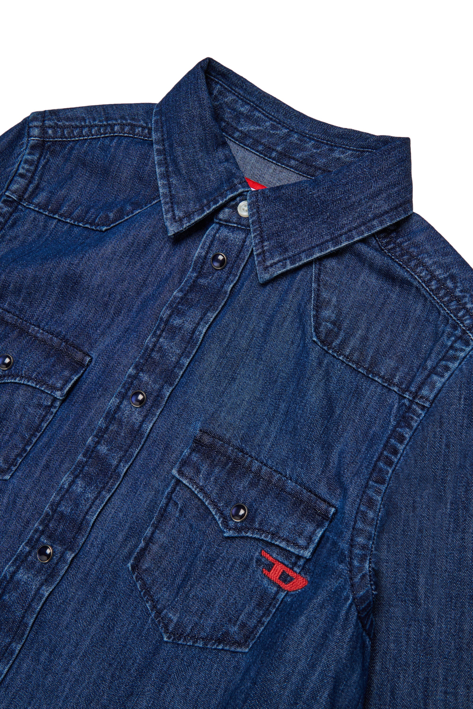 Hellblaues Jeanshemd mit gesticktem "D