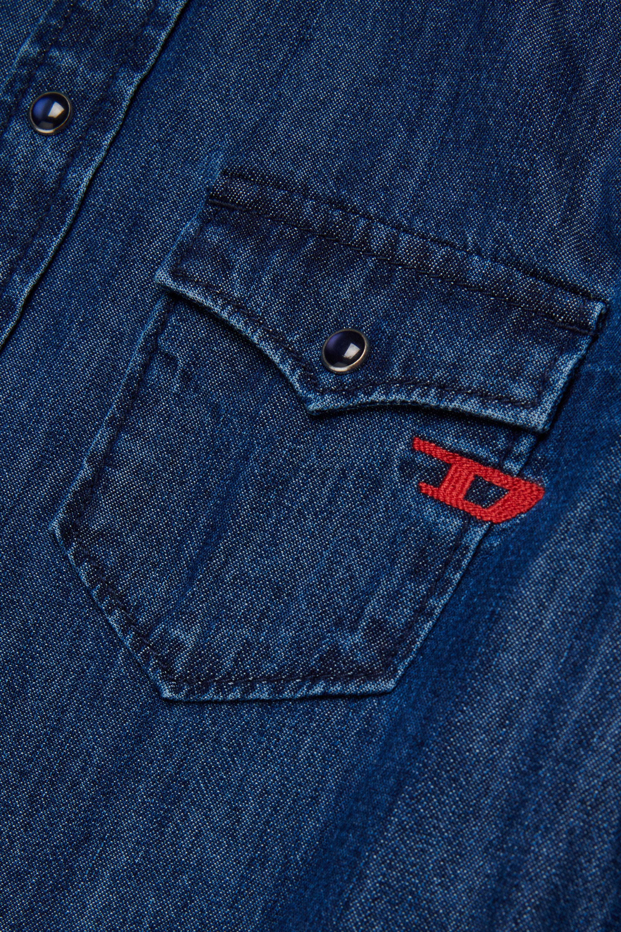 Hellblaues Jeanshemd mit gesticktem "D