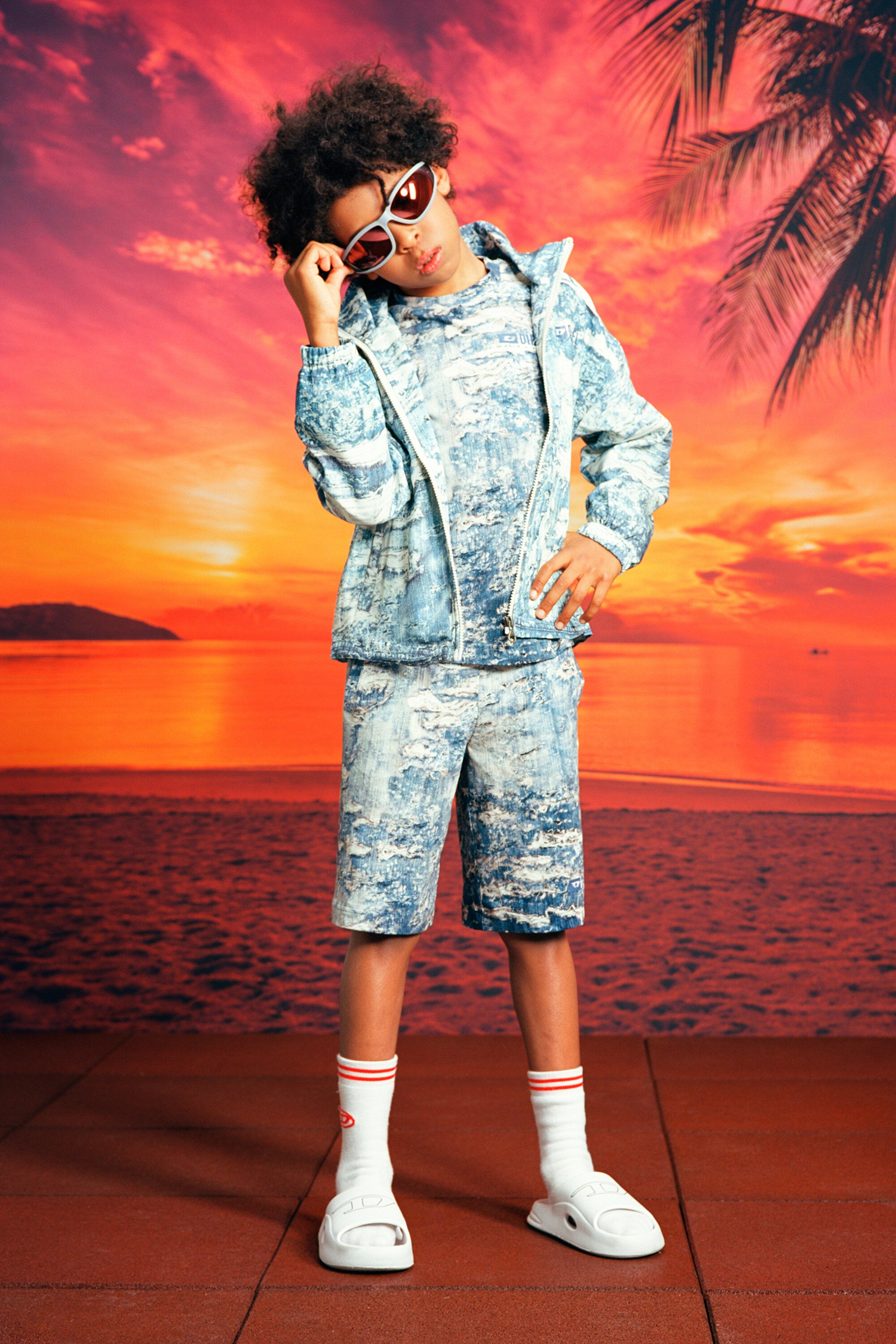 Shorts con stampa effetto denim strappato