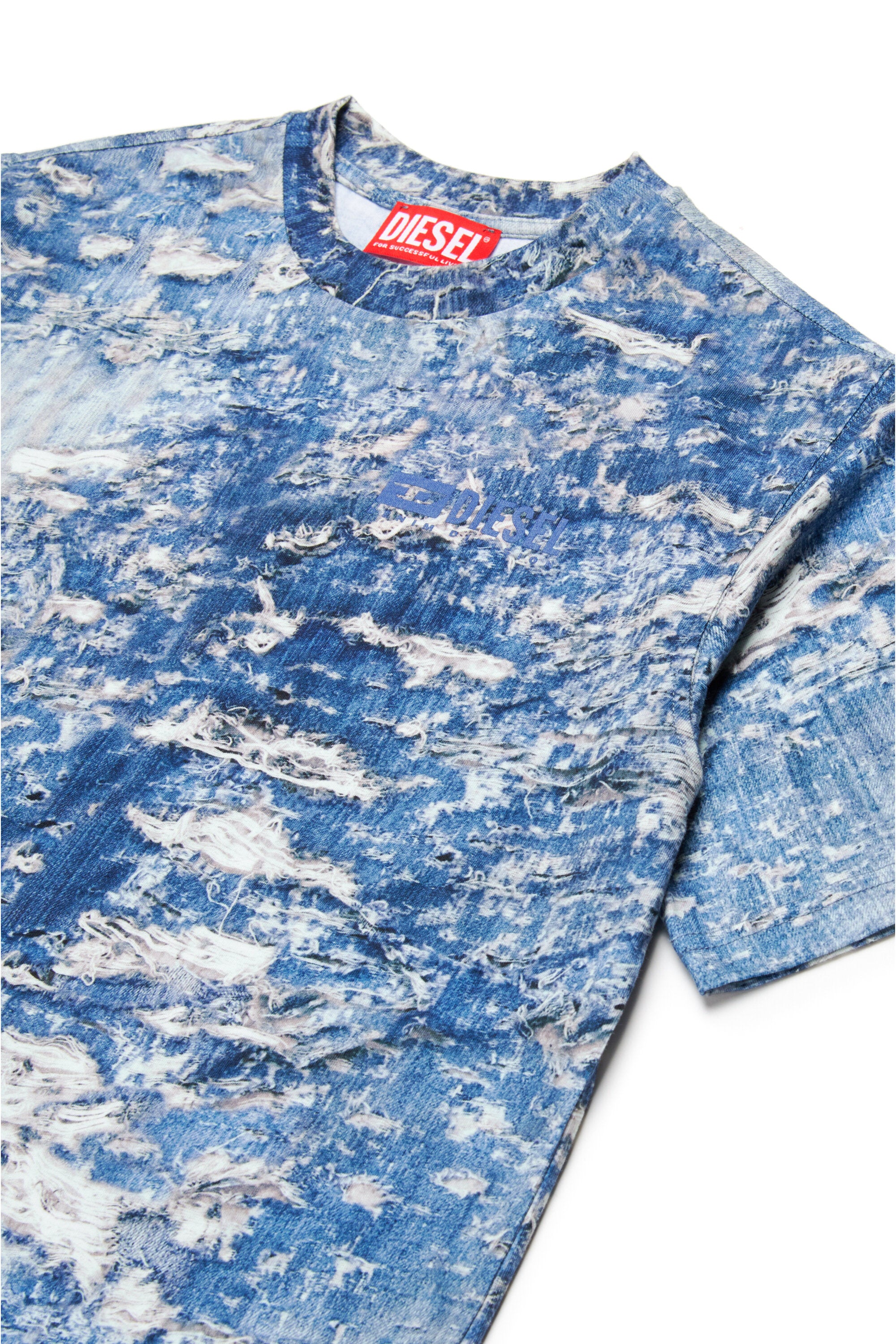 T-shirt con stampa effetto denim strappato