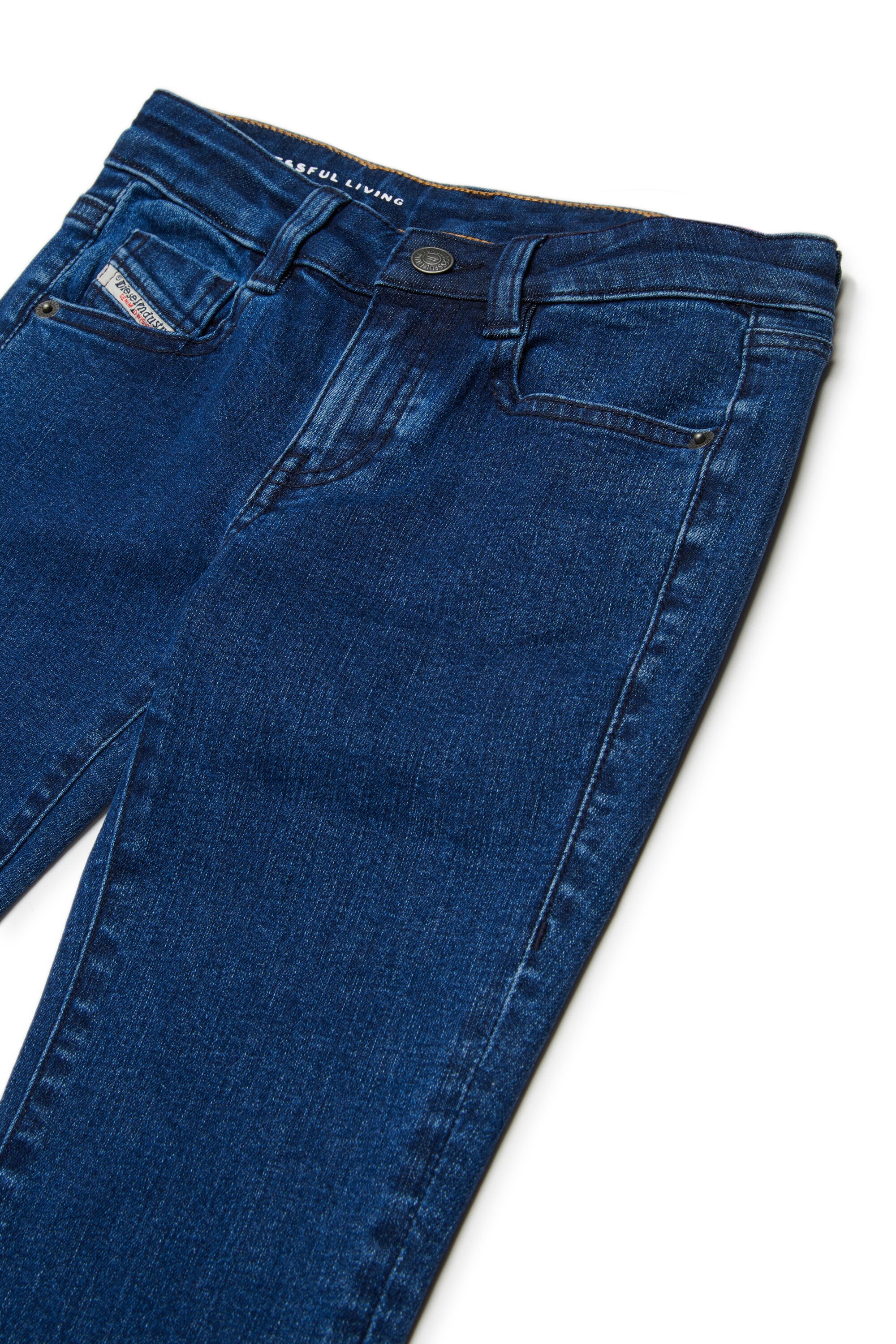 Bootcut-Jeans mit Flare Fit in Mittelblau – D-Arry