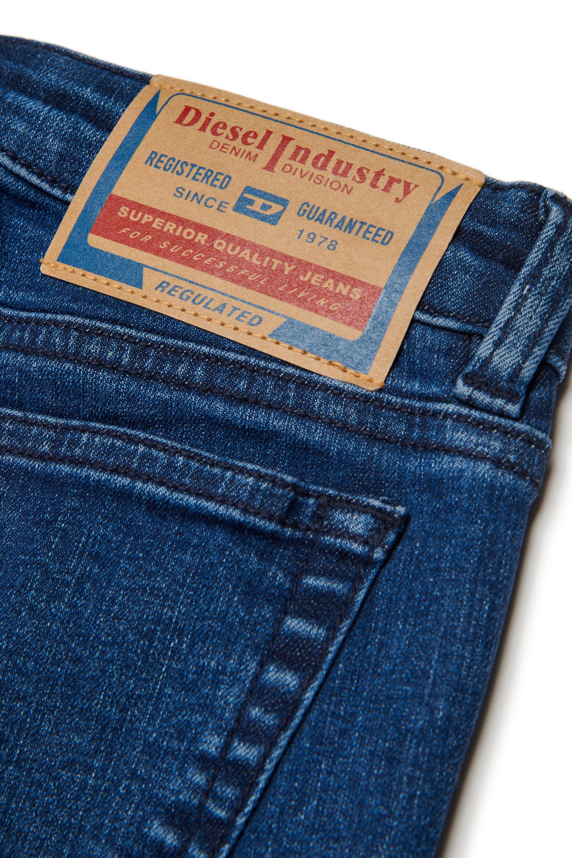 Bootcut-Jeans mit Flare Fit in Mittelblau – D-Arry