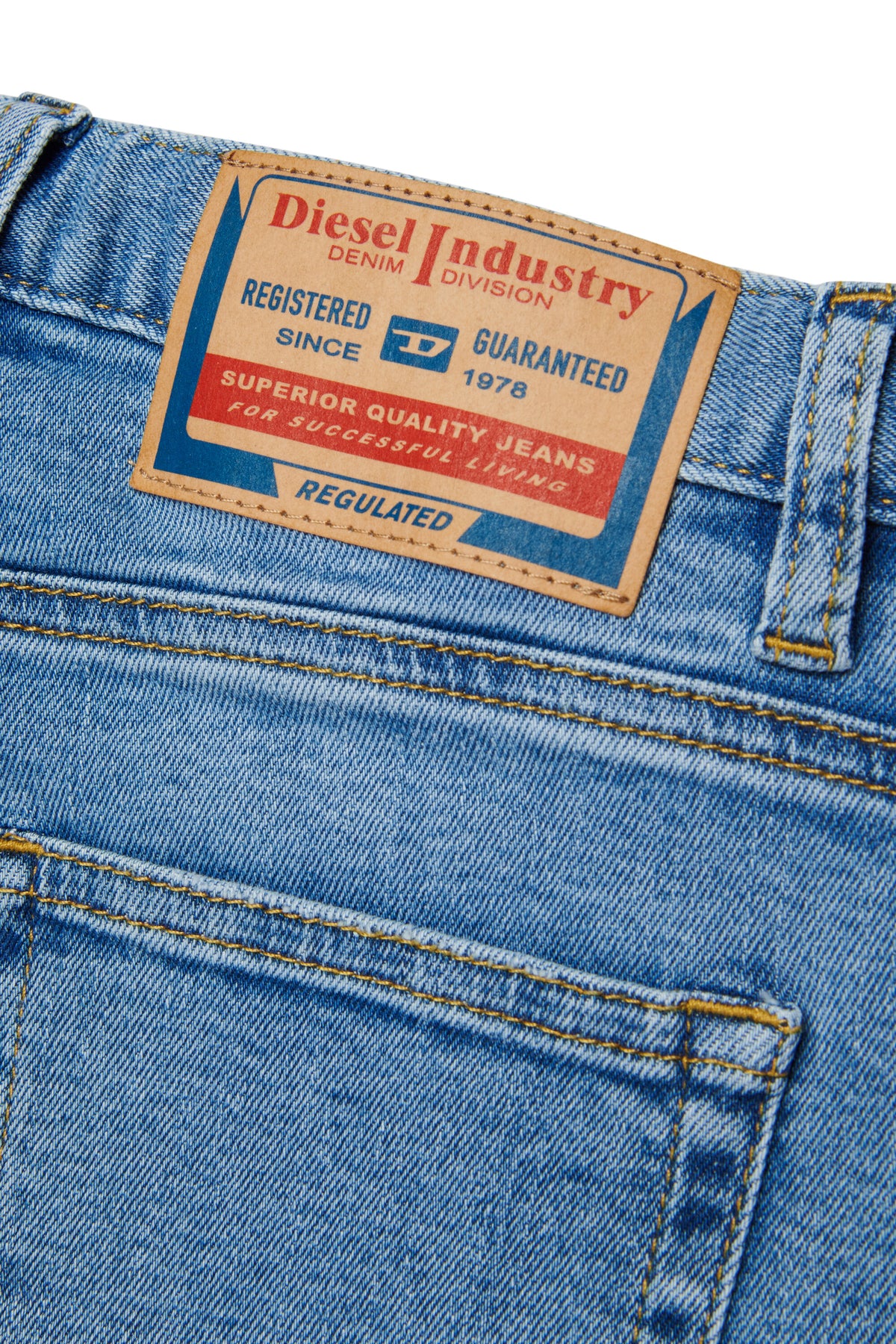 Kurz geschnittene Jeansshorts in hellem Blau mit fünf Taschen - D-Argjx