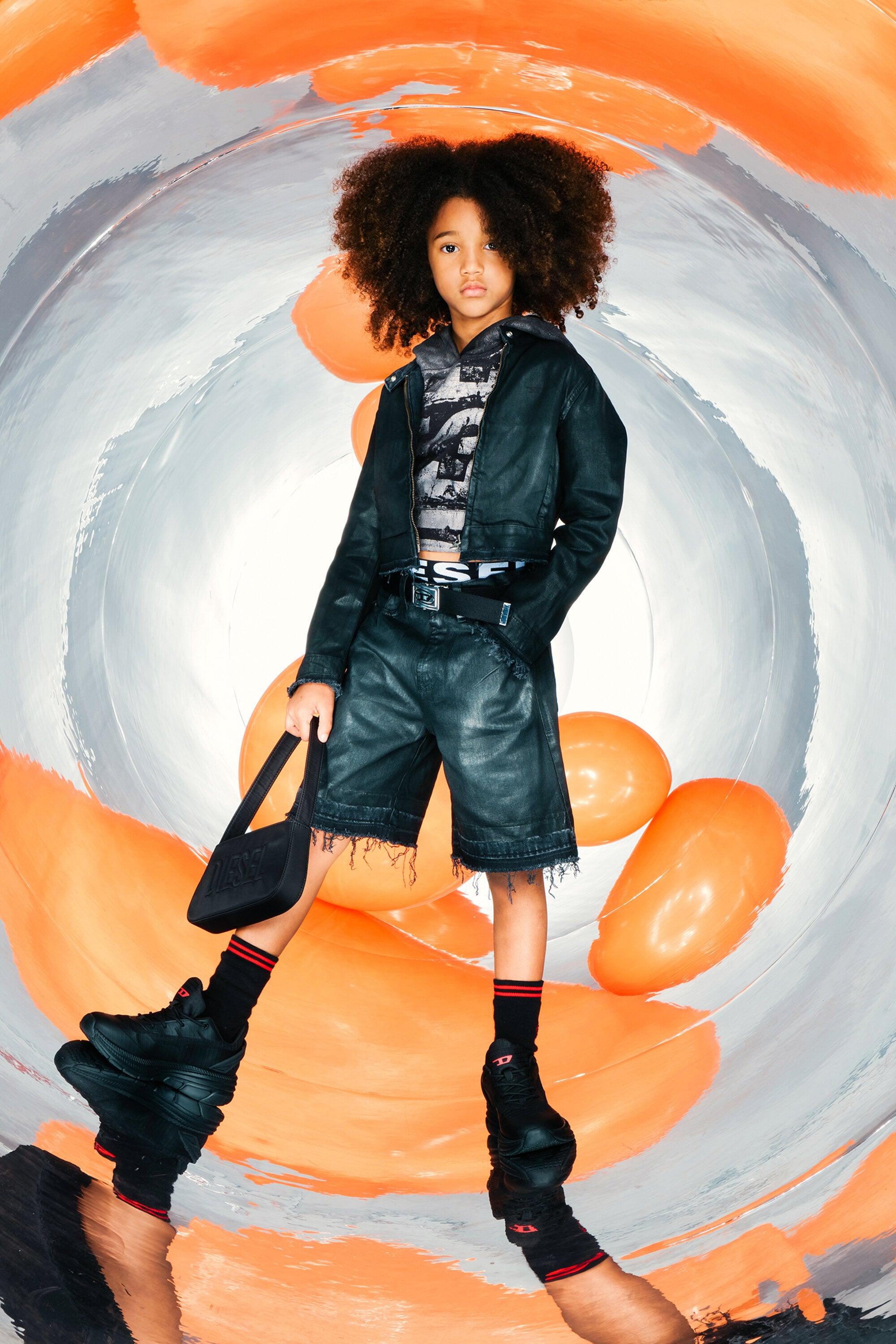 Schwarze Denim-Shorts mit grob geschnittenem Saum