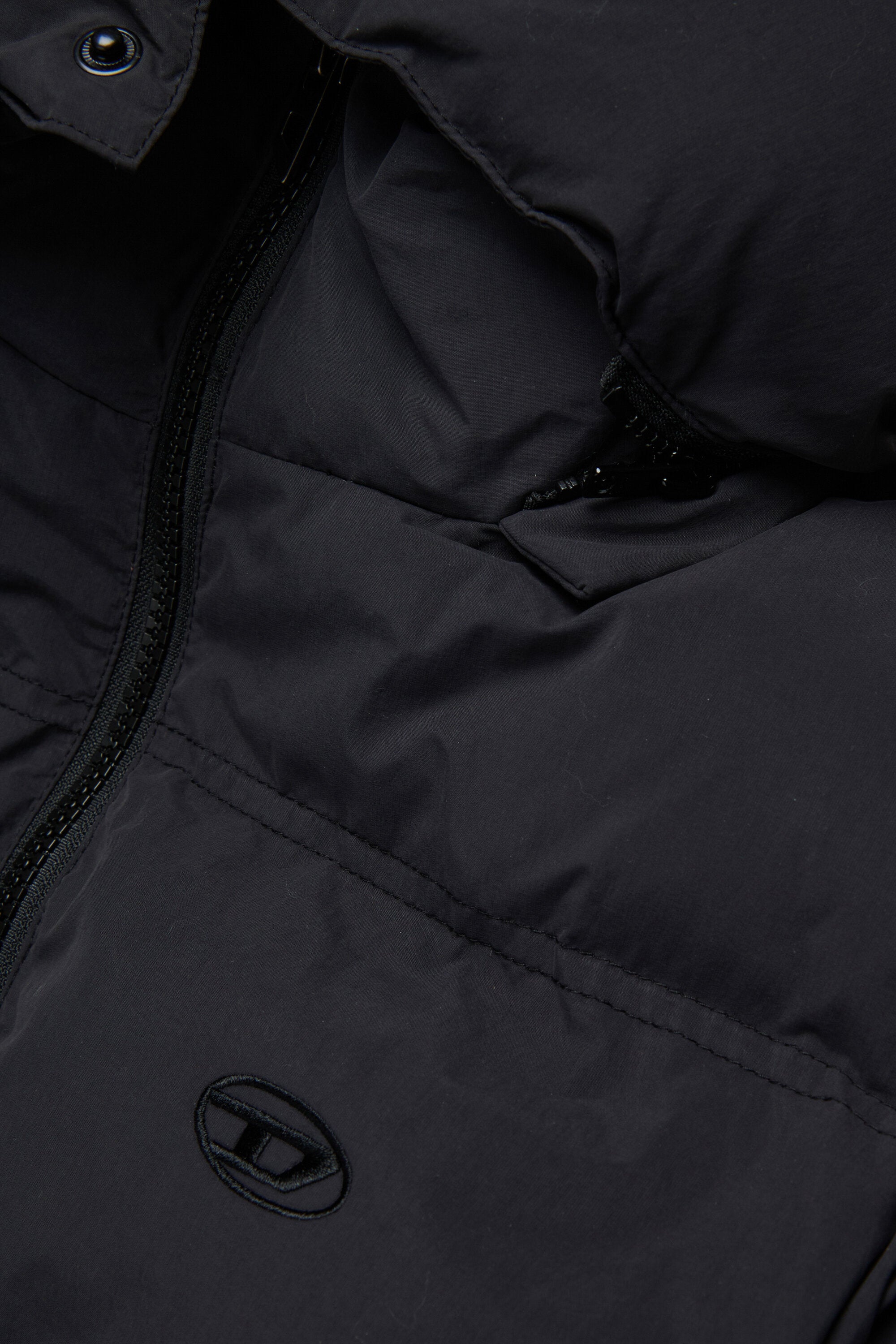 Lange wattierte Jacke mit Kapuze