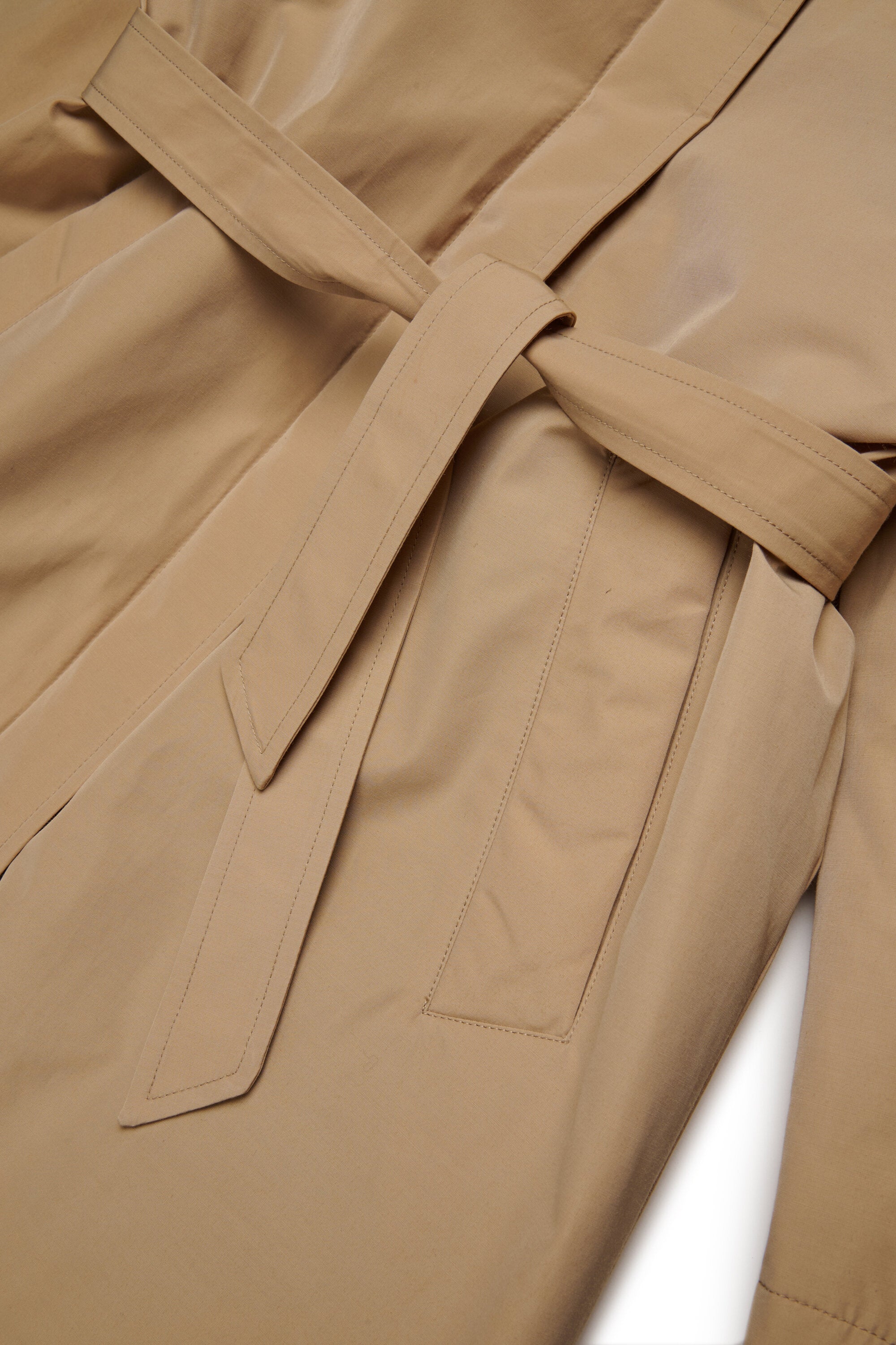 Langer Trenchcoat mit Kapuzenfleecebesatz