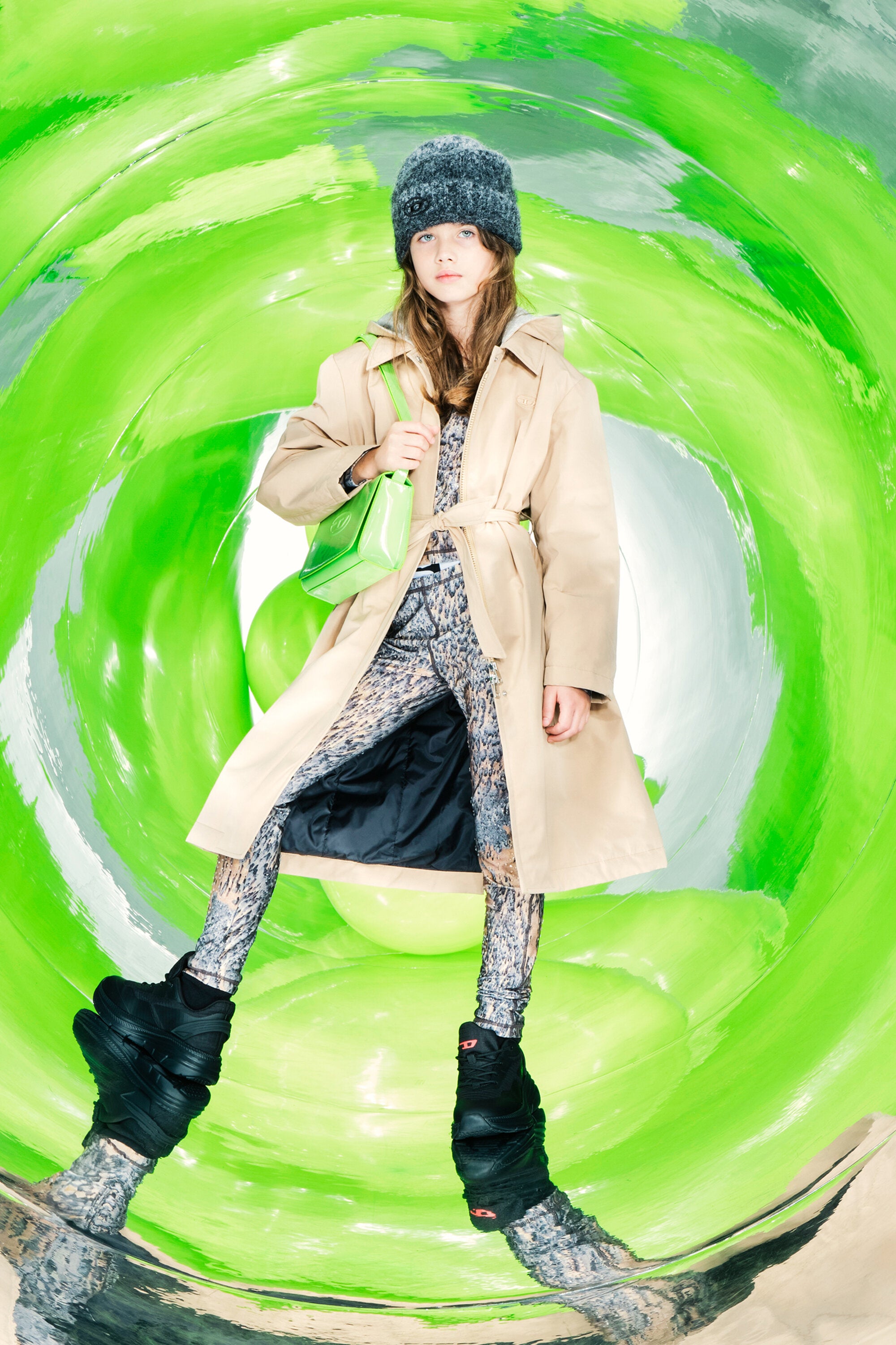 Langer Trenchcoat mit Kapuzenfleecebesatz