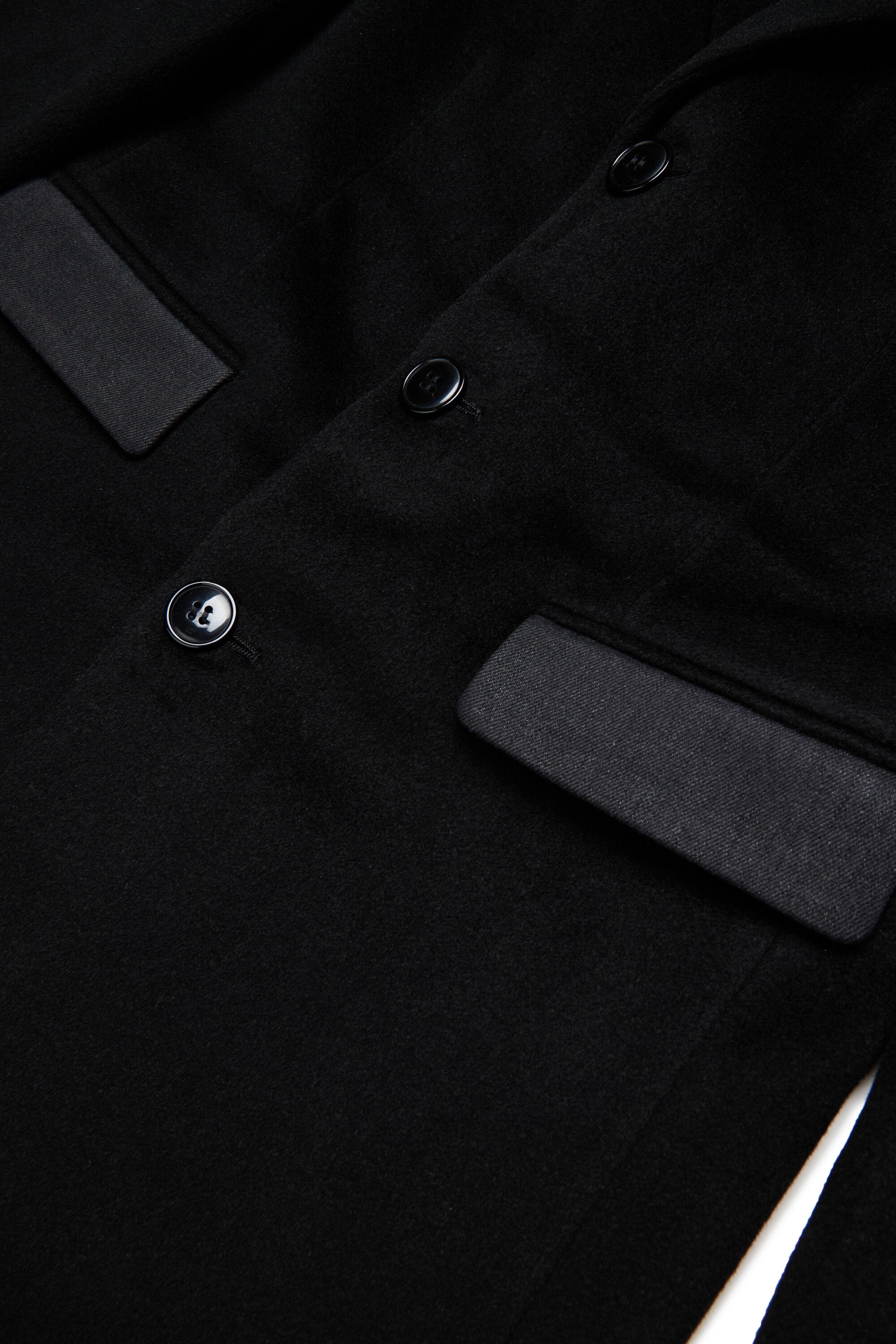 Cappotto monopetto con dettagli in denim