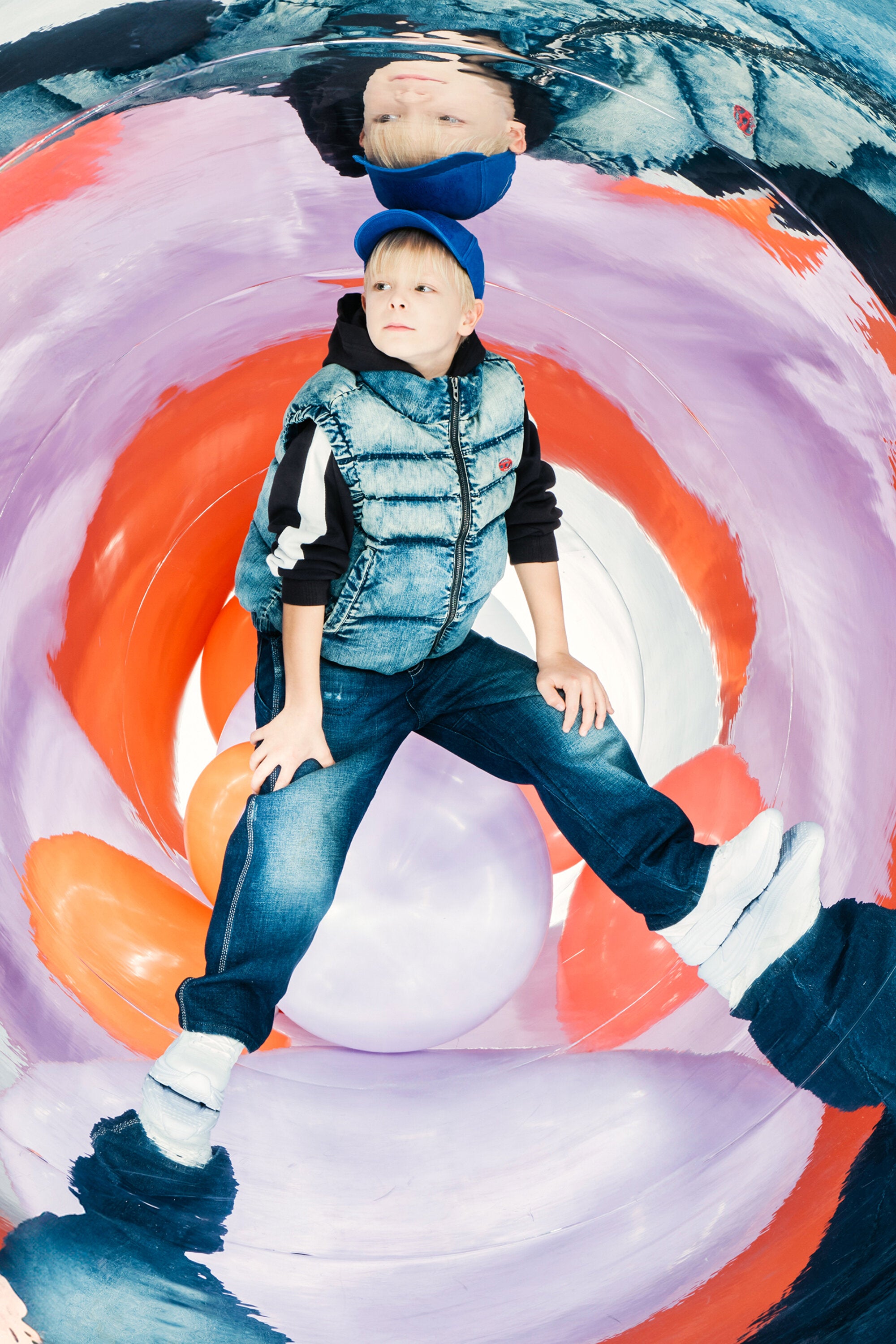 Kurze wattierte Weste aus Denim mit Dirty-Effekt