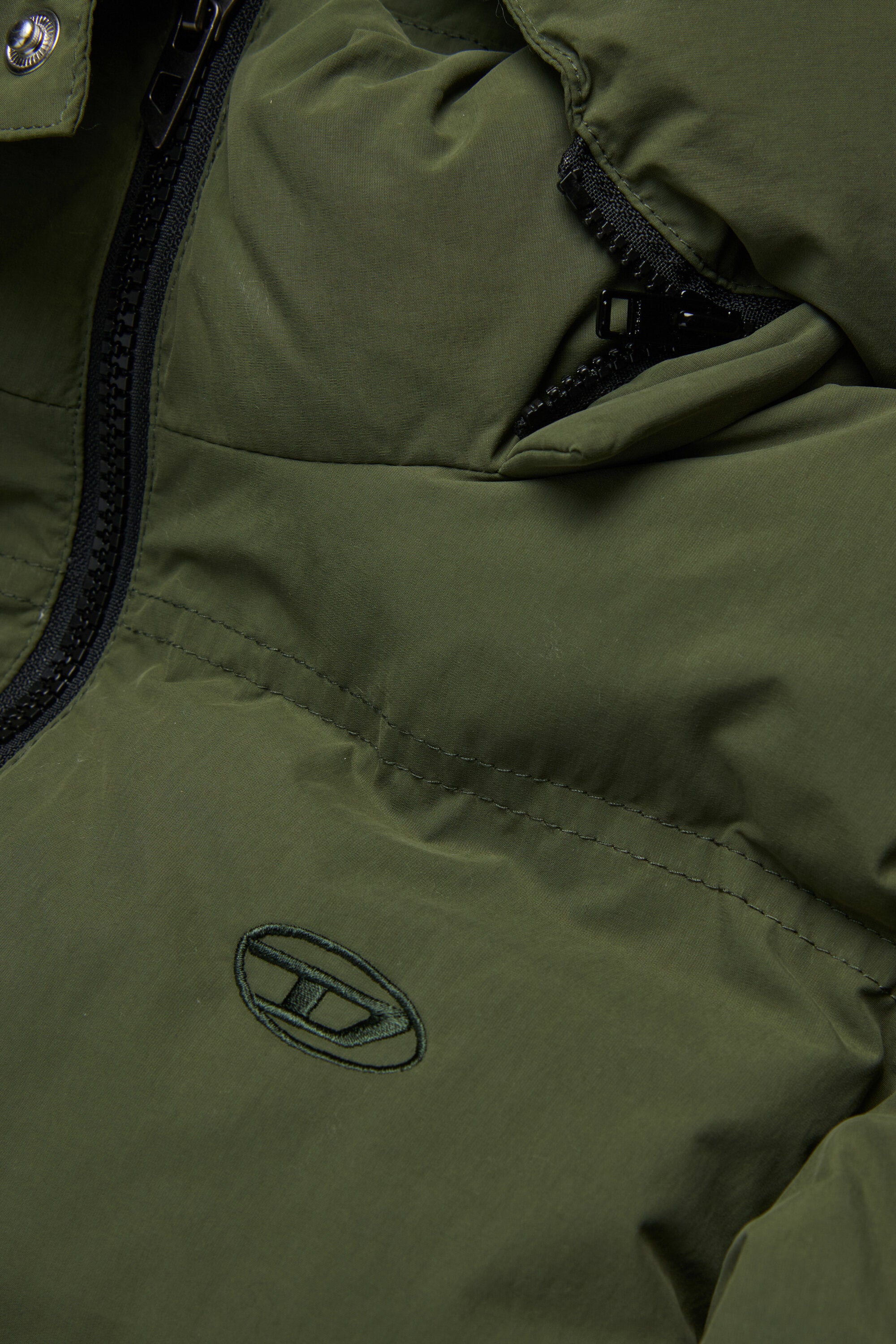 Kurze wattierte Jacke mit Kapuze