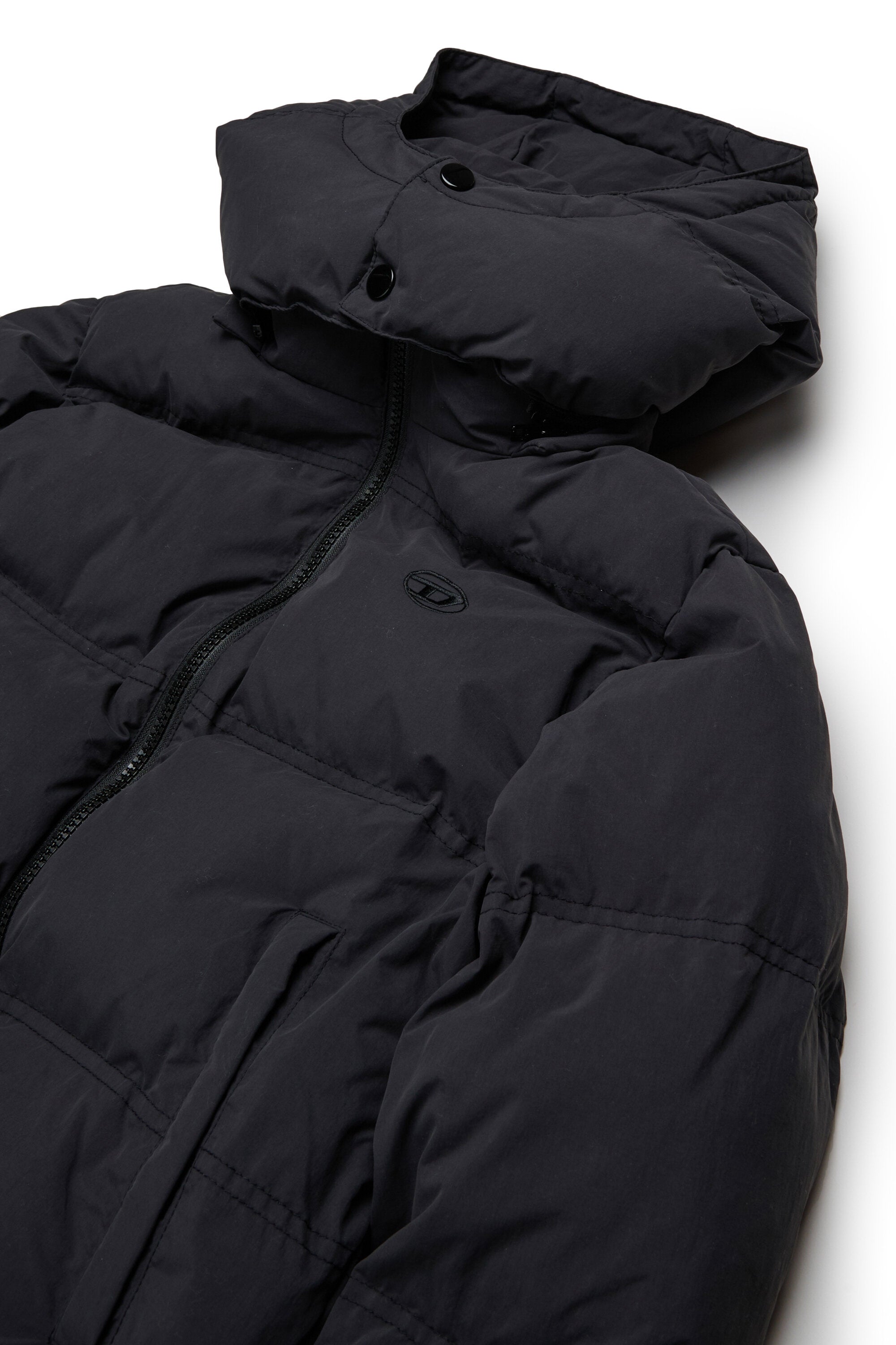 Kurze wattierte Jacke mit Kapuze