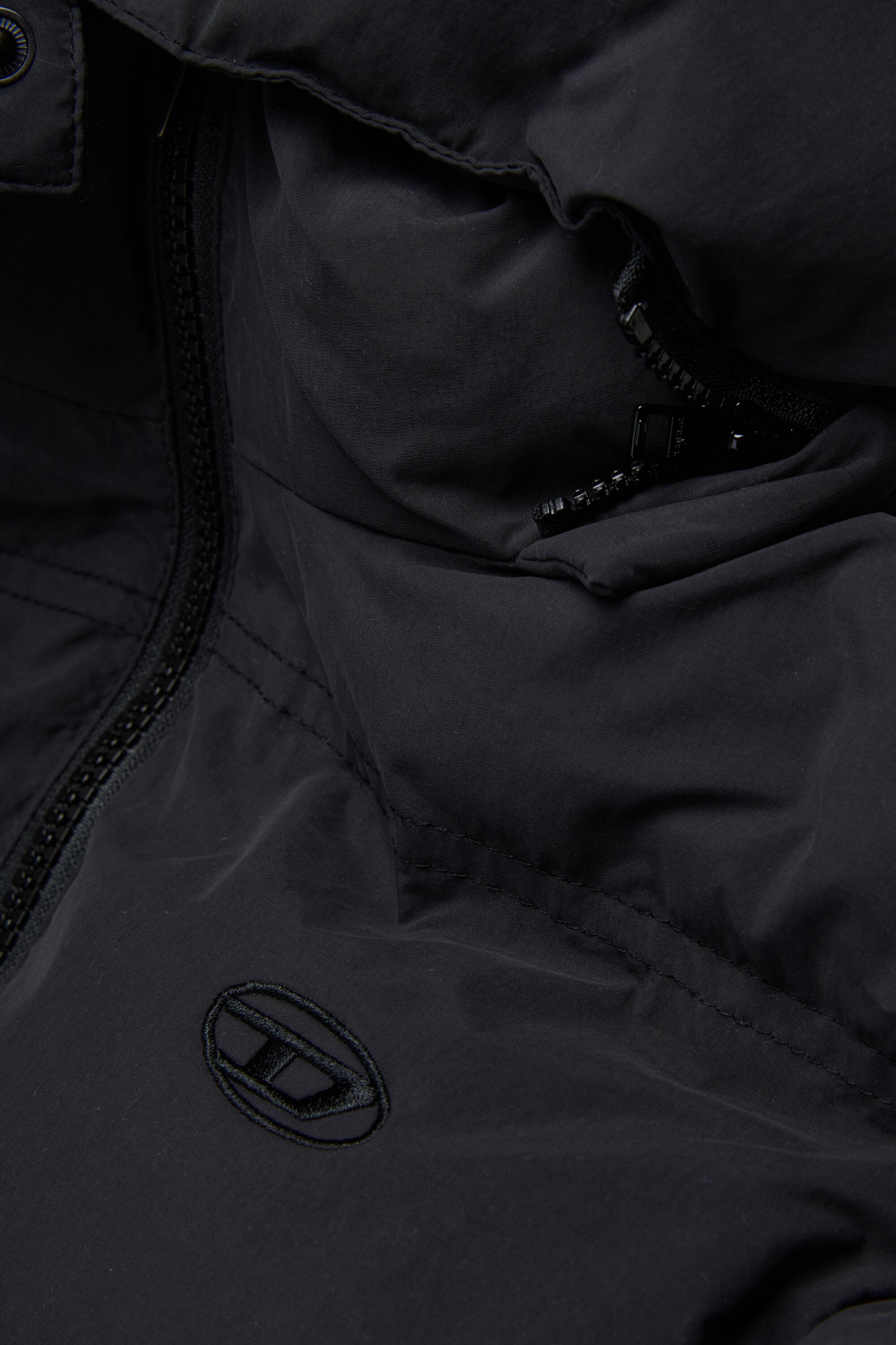 Kurze wattierte Jacke mit Kapuze