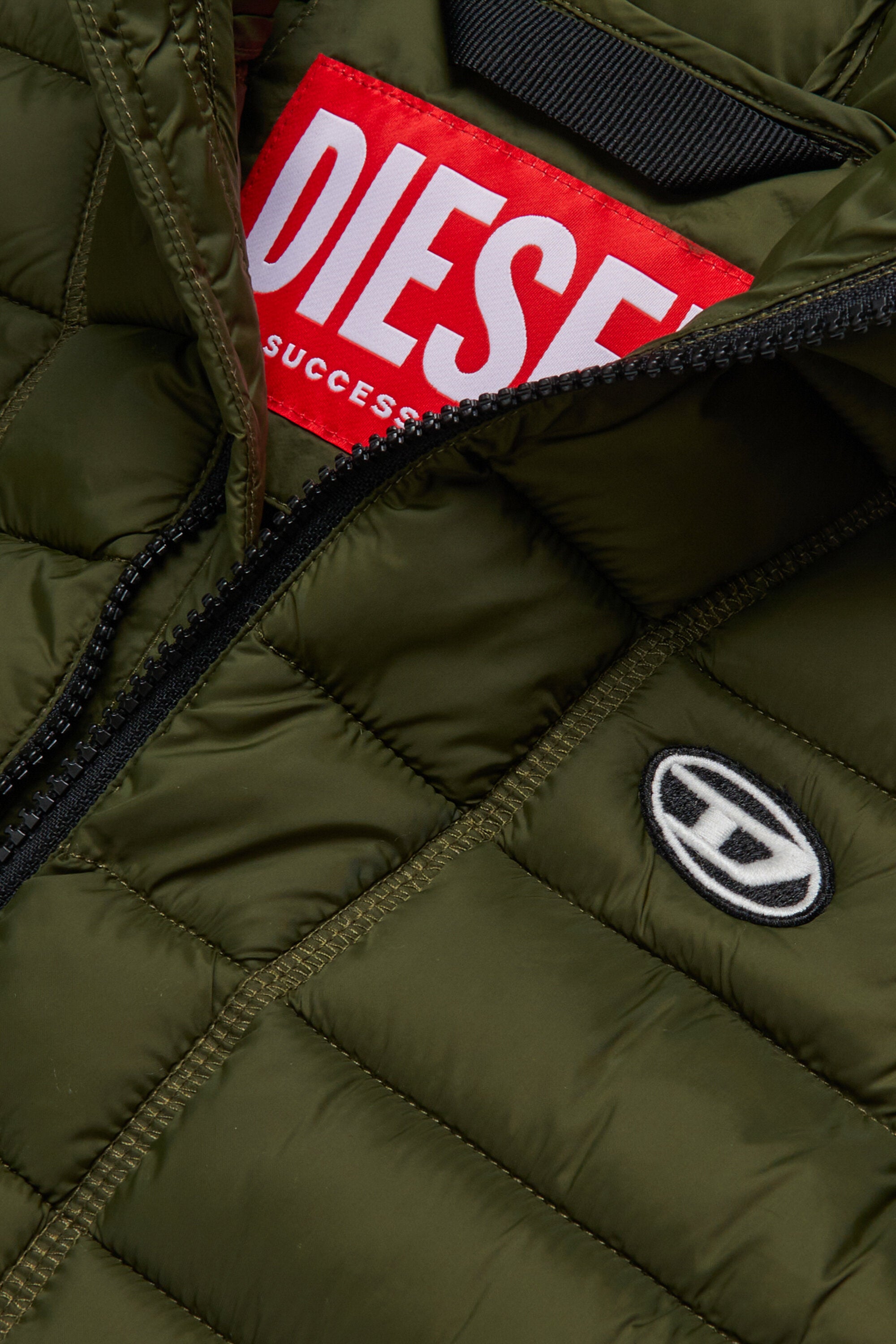 Gilet lightweight con cappuccio e logo Oval D