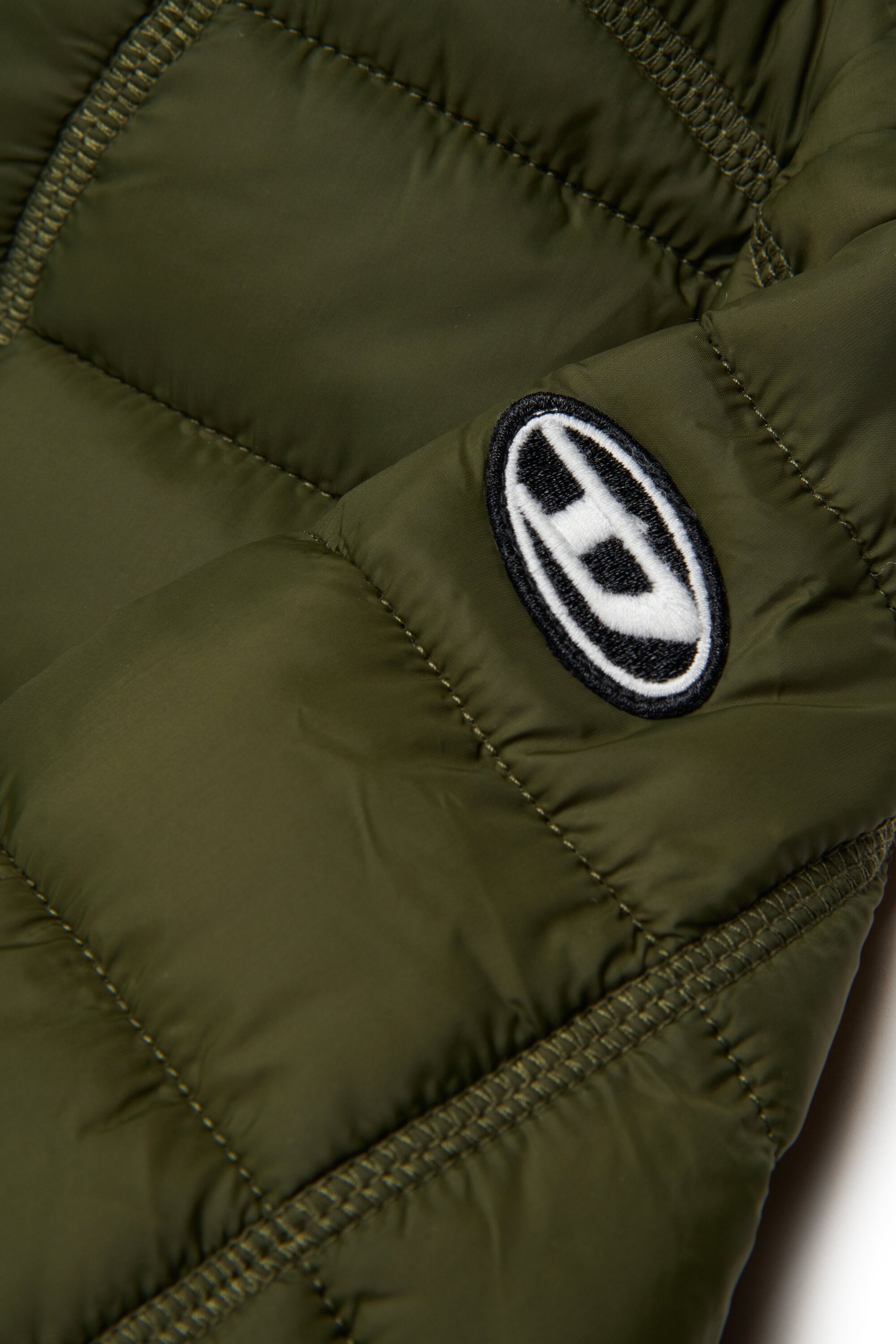 Leichte, wattierte Jacke mit Kapuze