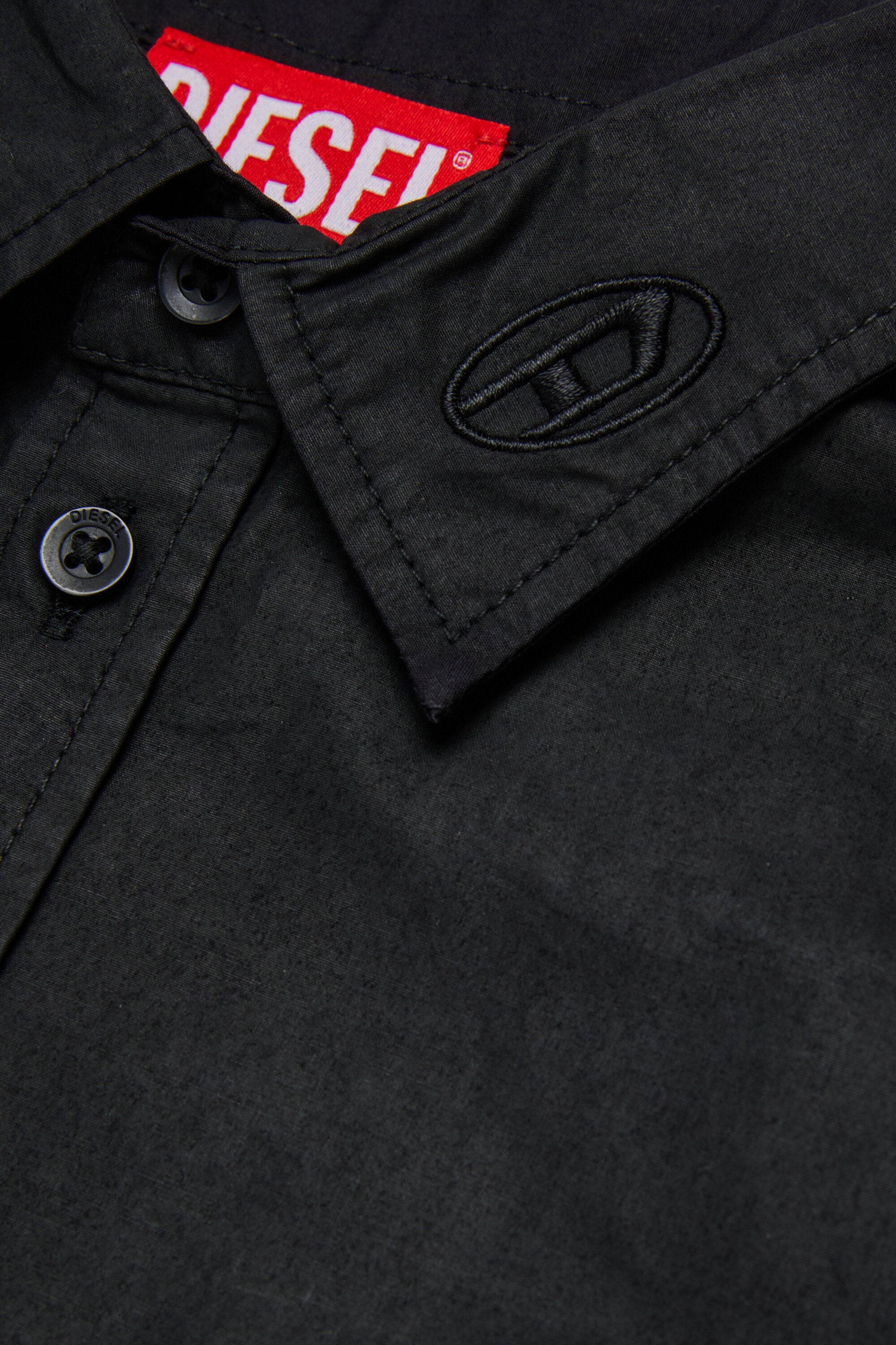 Glänzendes Popeline-Hemd mit Logo am Kragen