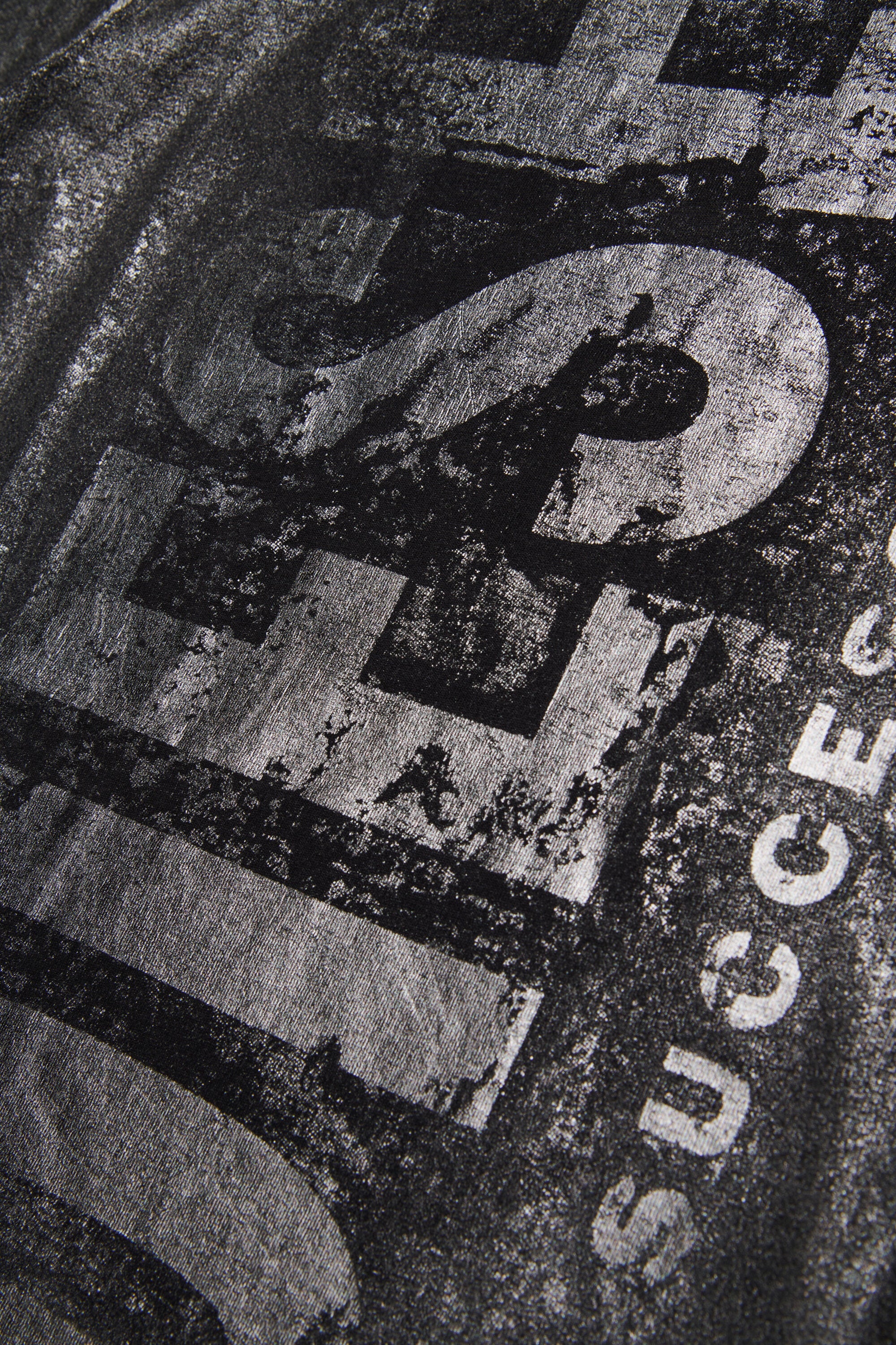 T-shirt in jersey effetto vissuto con maxi logo