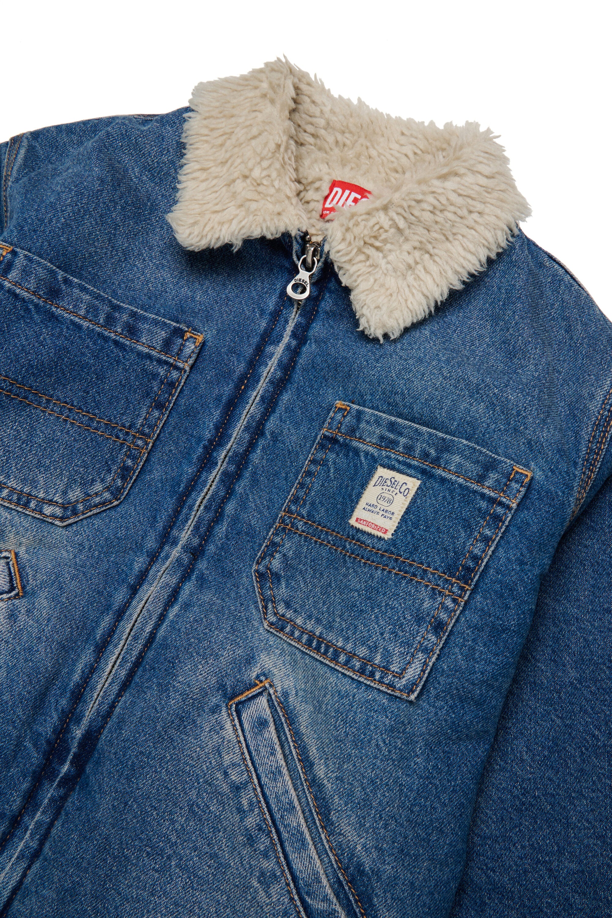 Shearling-Denimjacke mit aufgedrucktem Logo