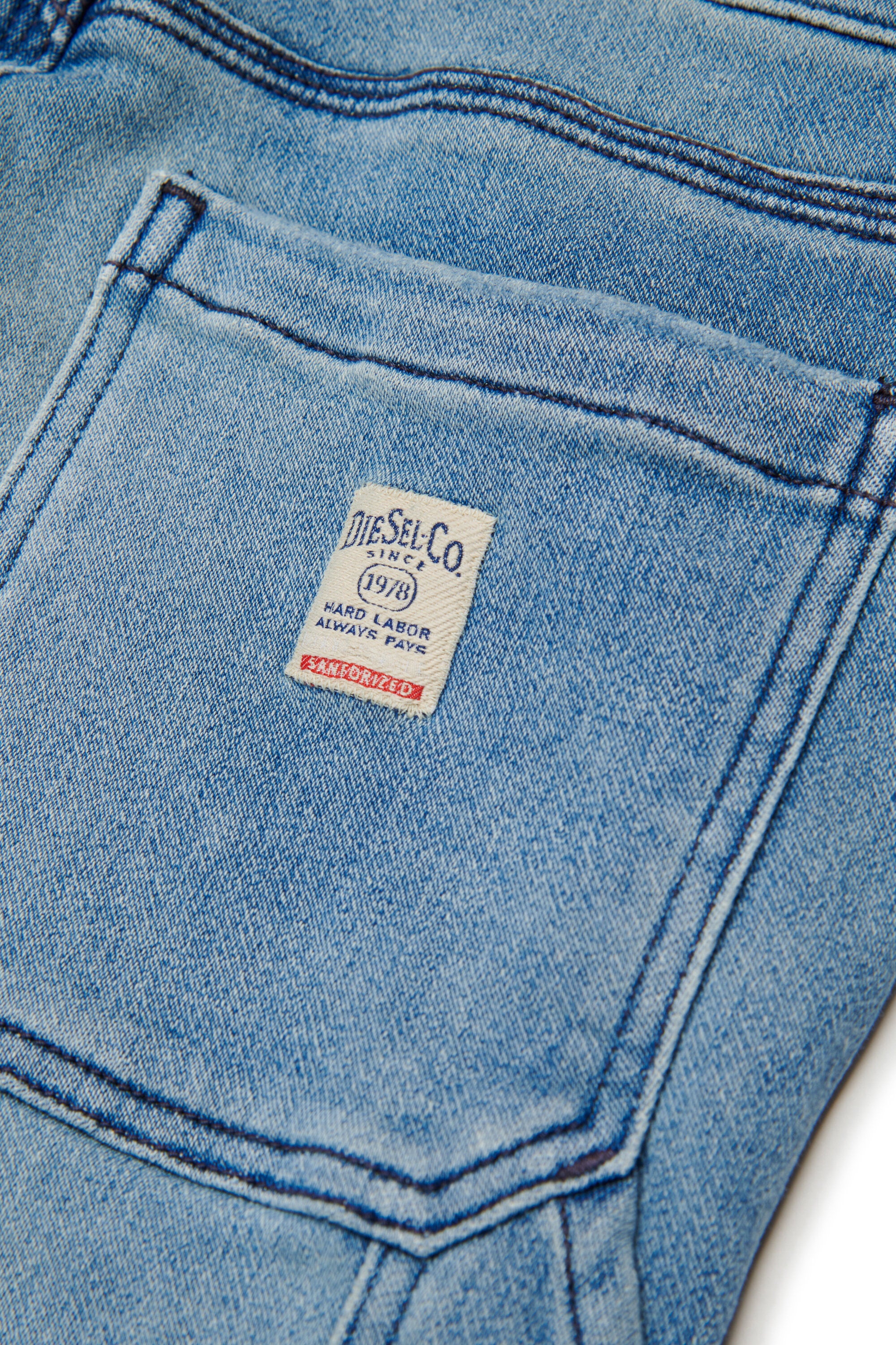 JoggJeans® Relaxed Fit Hellblaue Waschung - D-Argjx