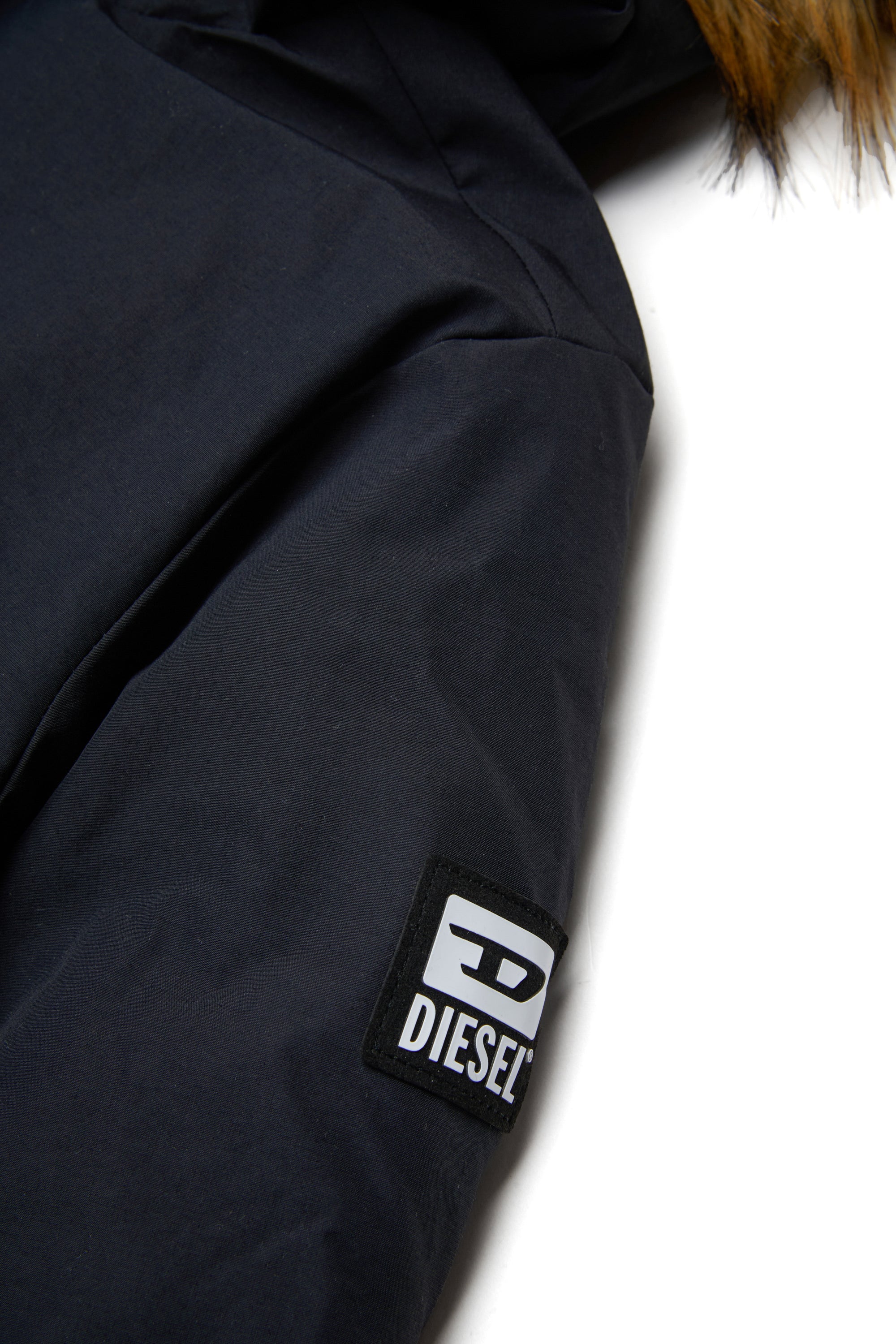 Chaqueta acolchada con capucha de piel sintética