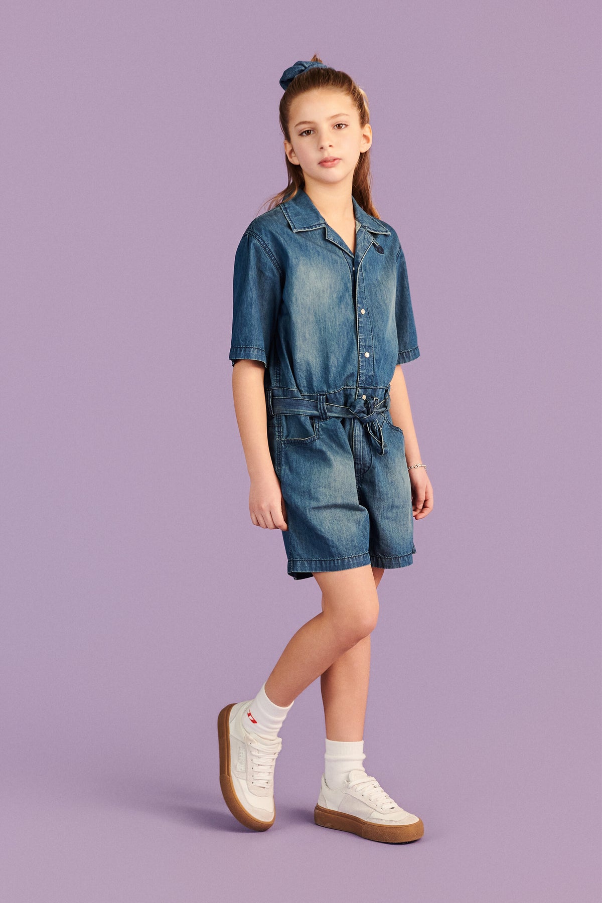 Kurzer Denim-Overall mit Logo