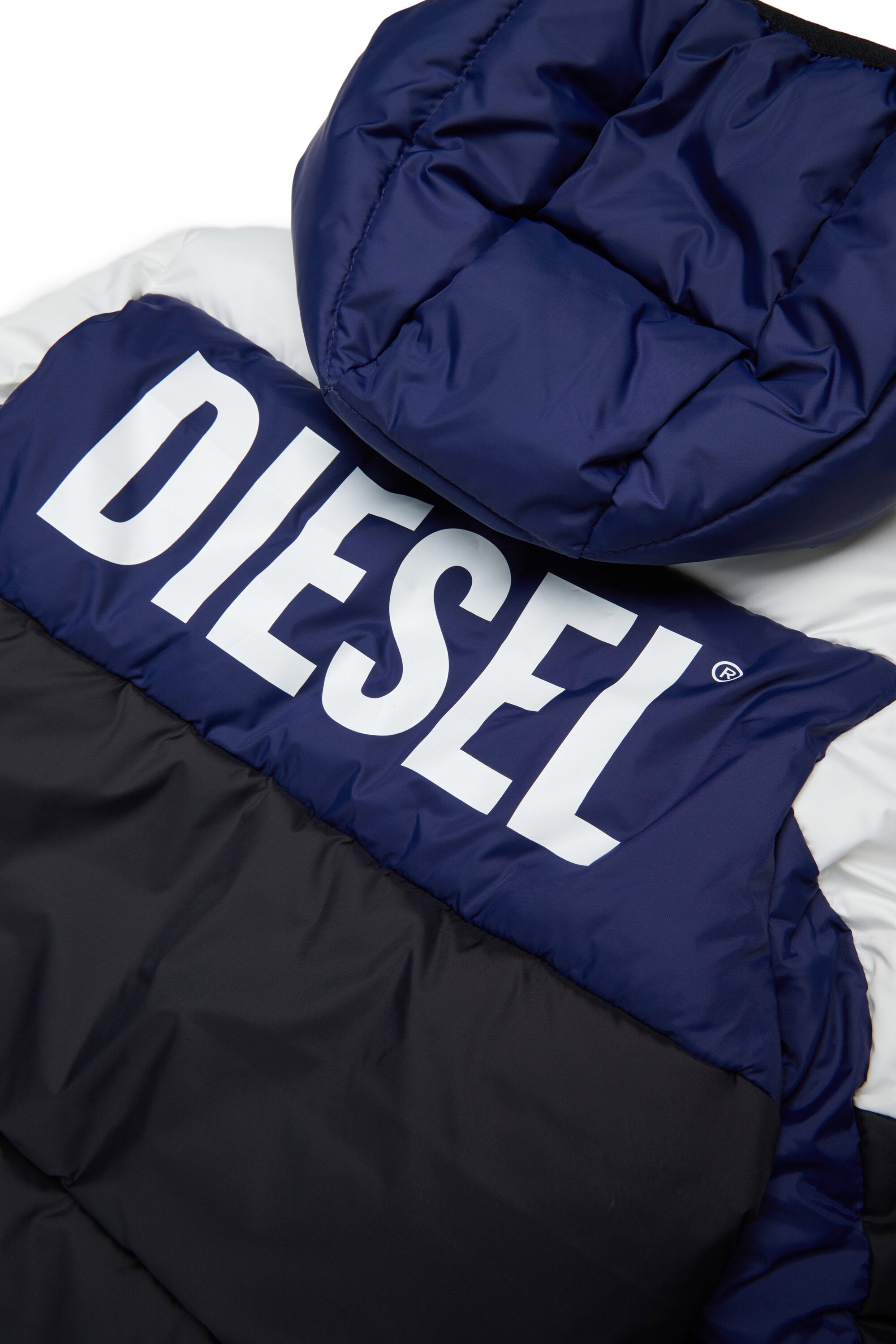 Steppjacke mit Colorblock-Design und Logo