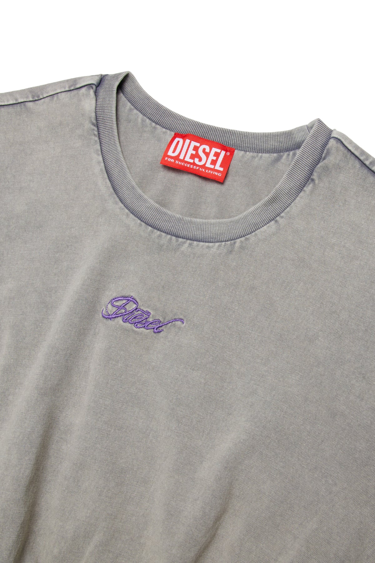 Camiseta corta con logotipo bordado