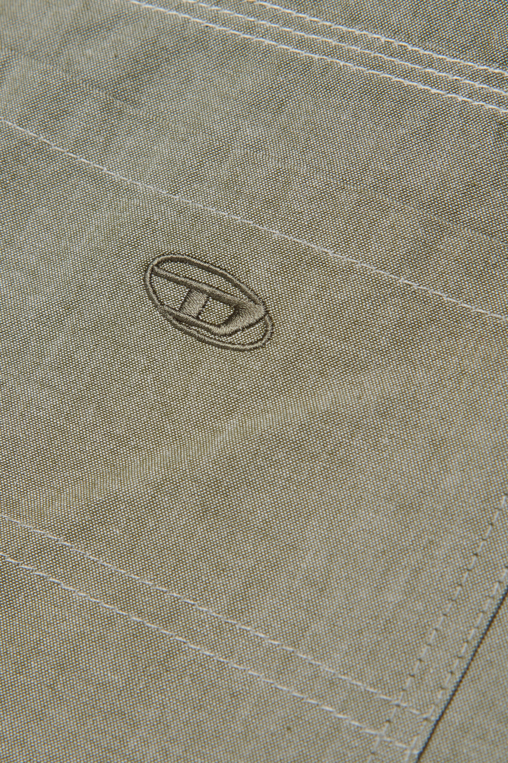 Shorts cargo con logo