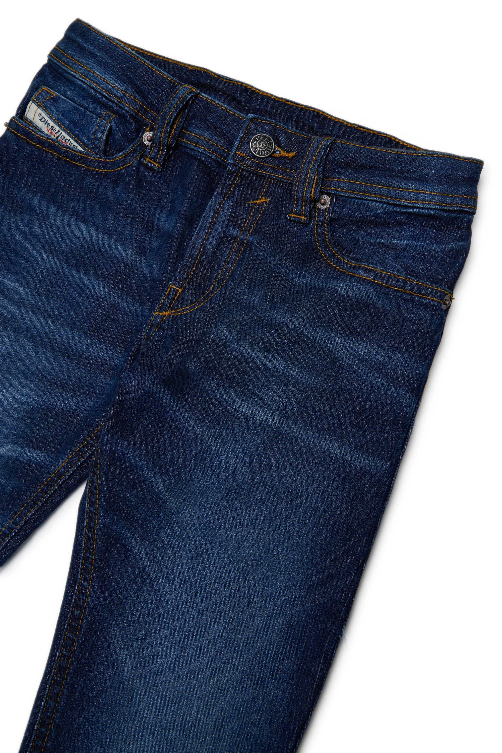 Slim-Fit-Jeans in mittlerer blaue Waschung