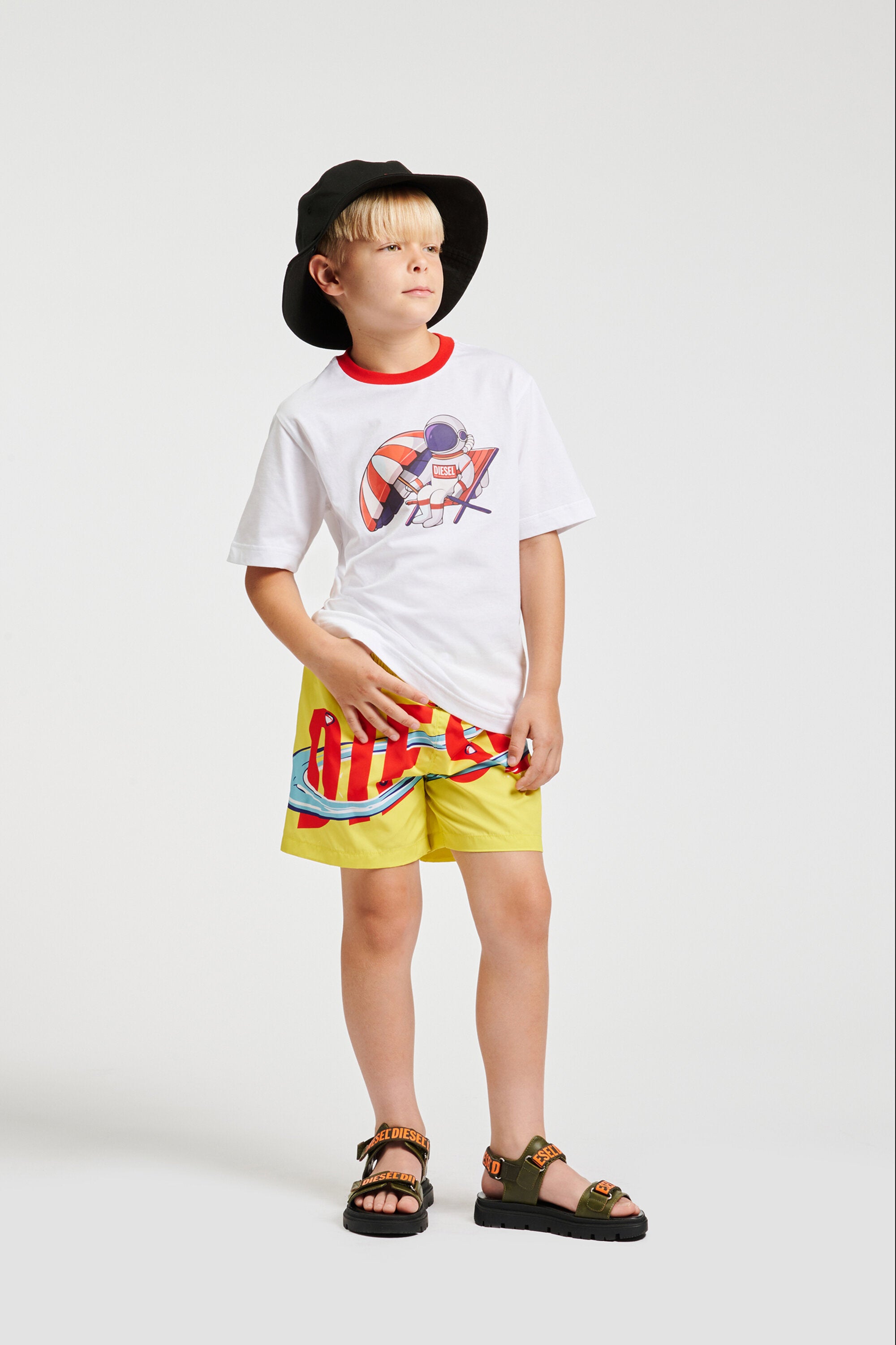 T-shirt con logo e stampa astronauta