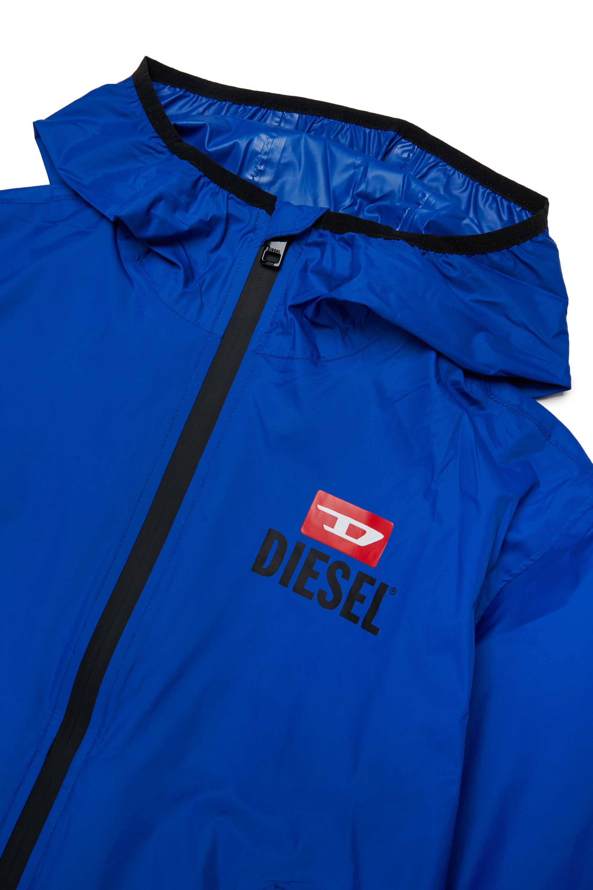 Chaqueta cortavientos con logo estampado