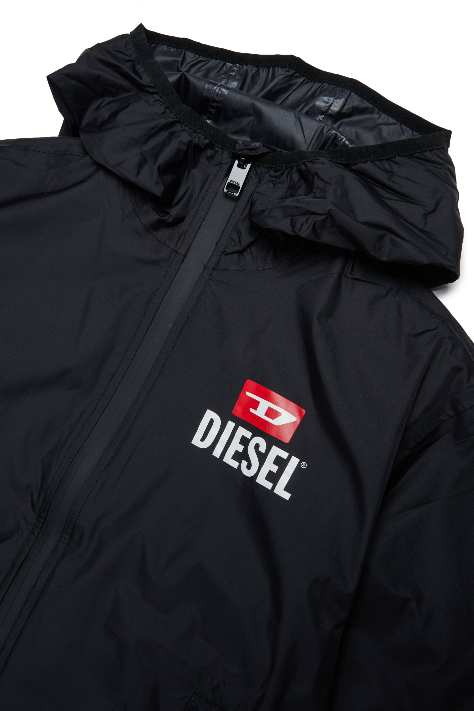 Windjacke mit aufgedrucktem Logo