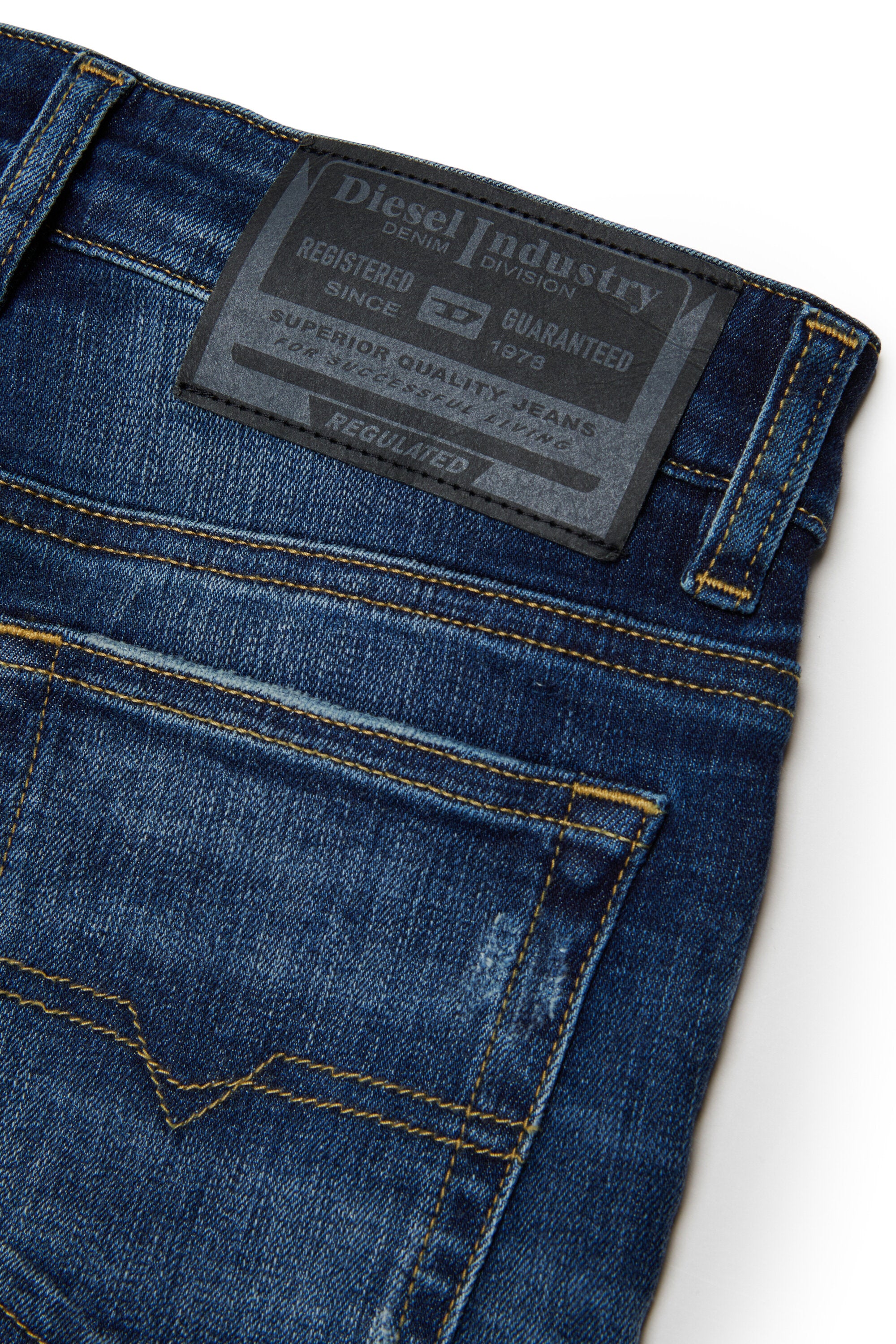 Relaxed-Passform Jeans in mittelblauer Waschung - D-Maki