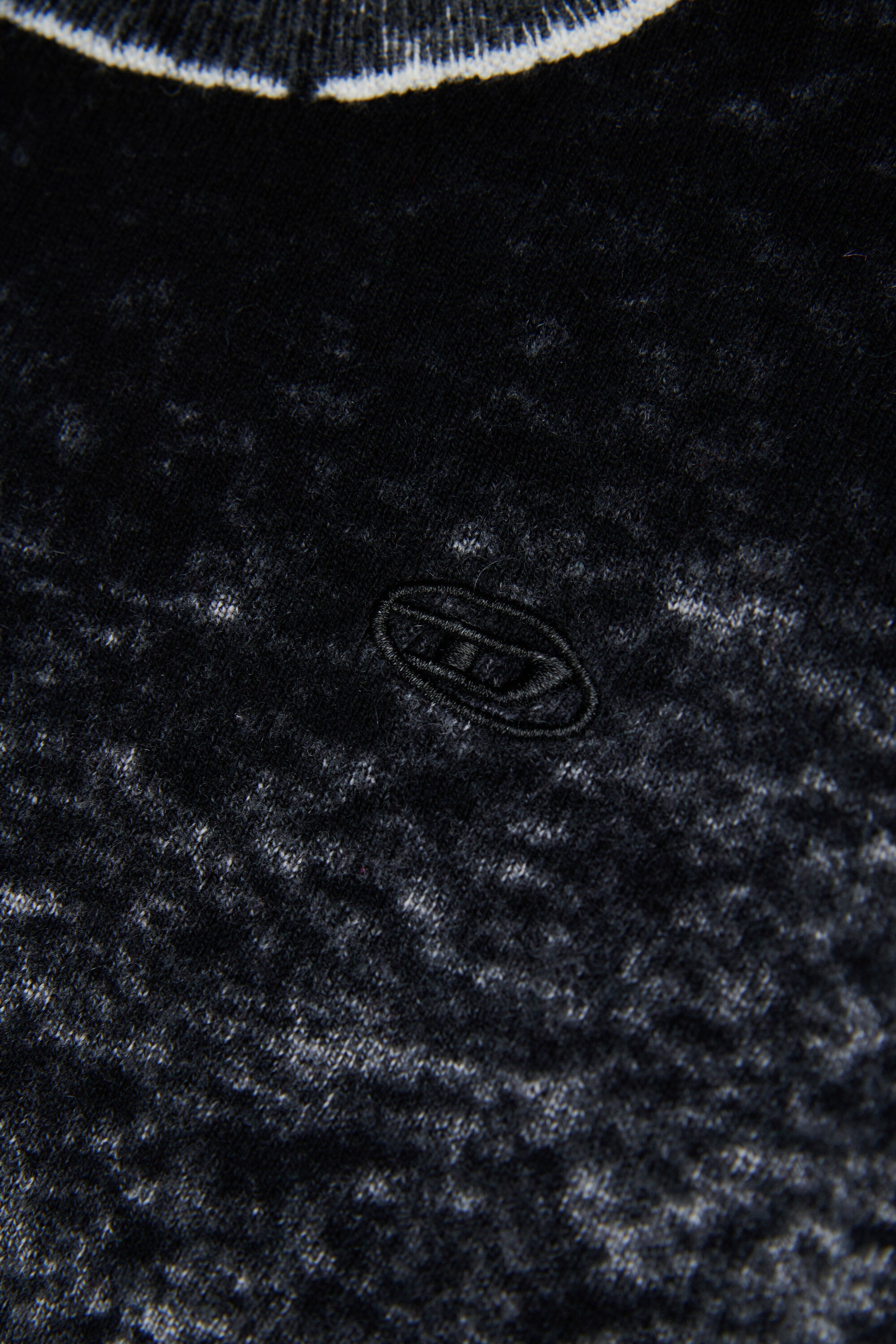 Rundhals-Pullover mit Logo
