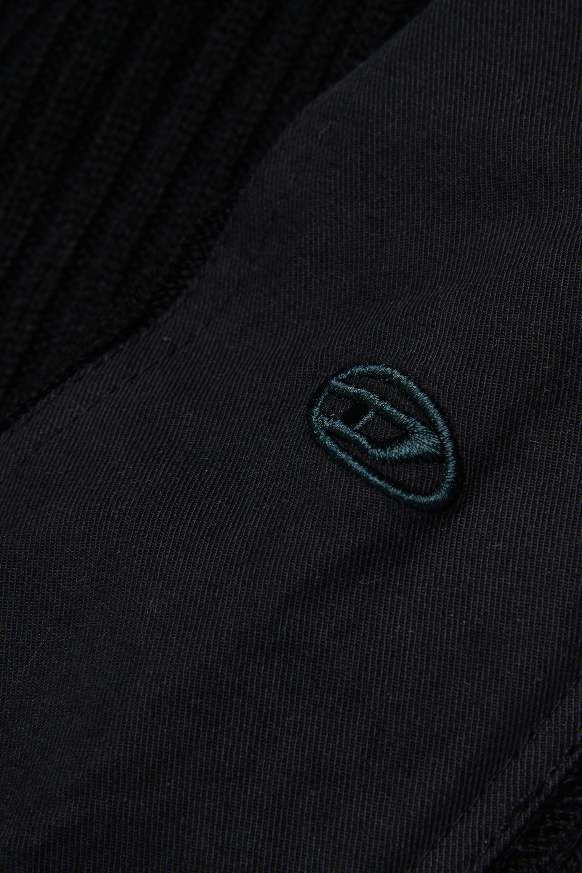 Rippstrick-Pullover mit Rundhalsausschnitt