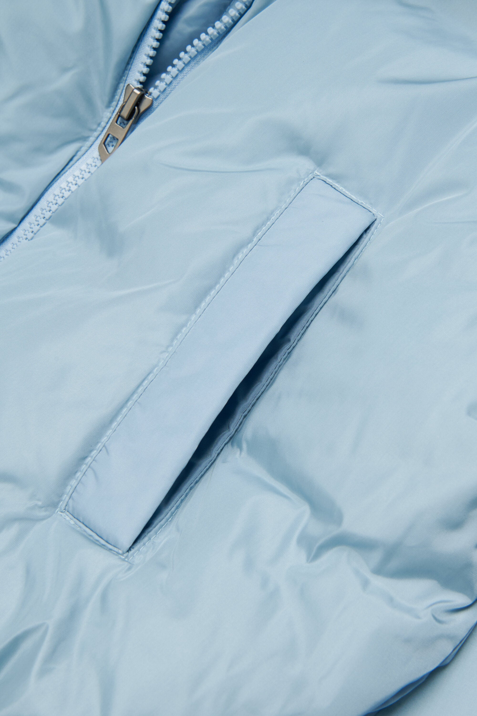 Gefütterte Jacke mit aufgedrucktem Logo
