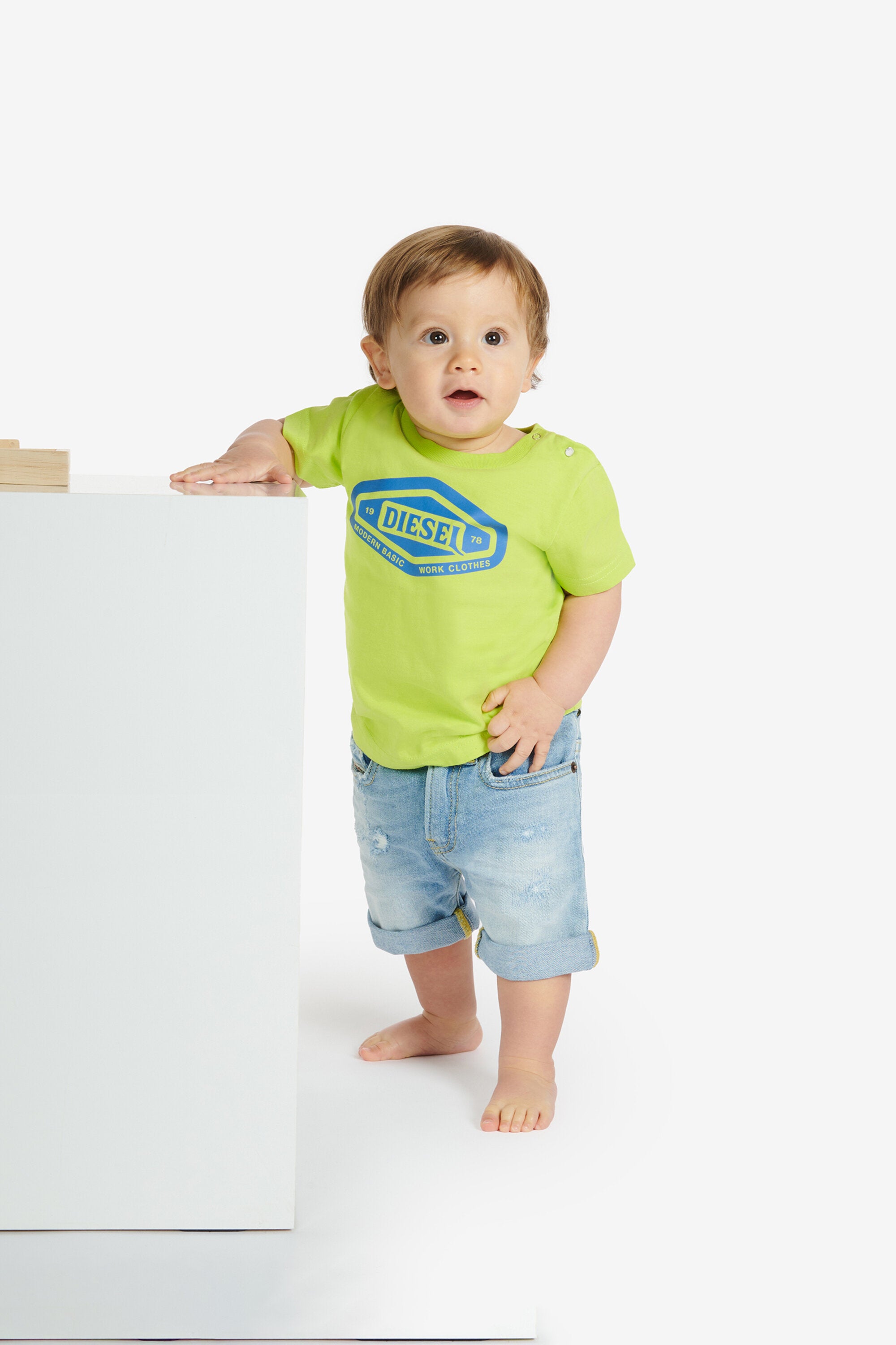 Short en jeans de couleur claire avec des abrasions