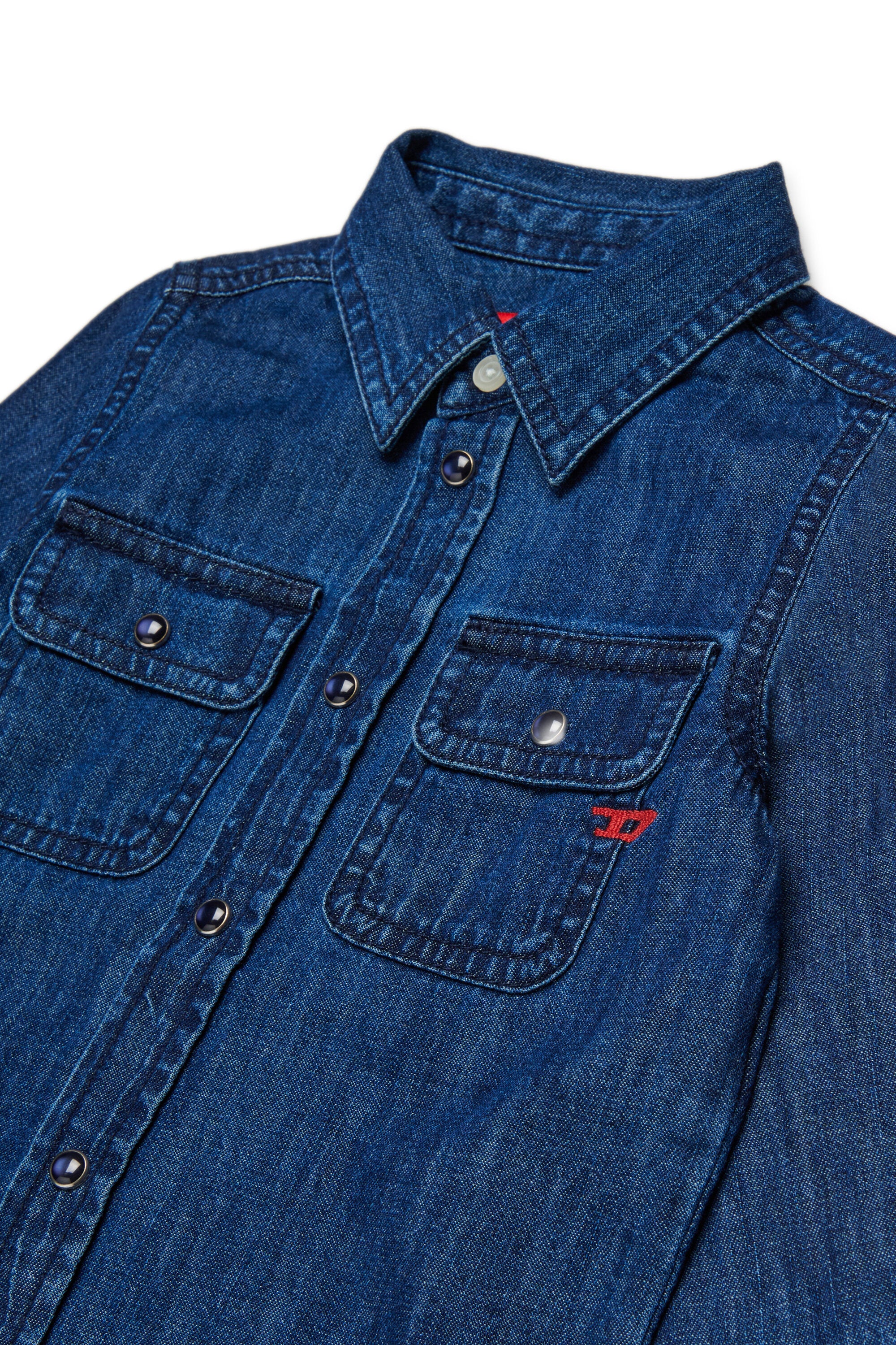 Chemise en denim bleu clair avec "D" brodé