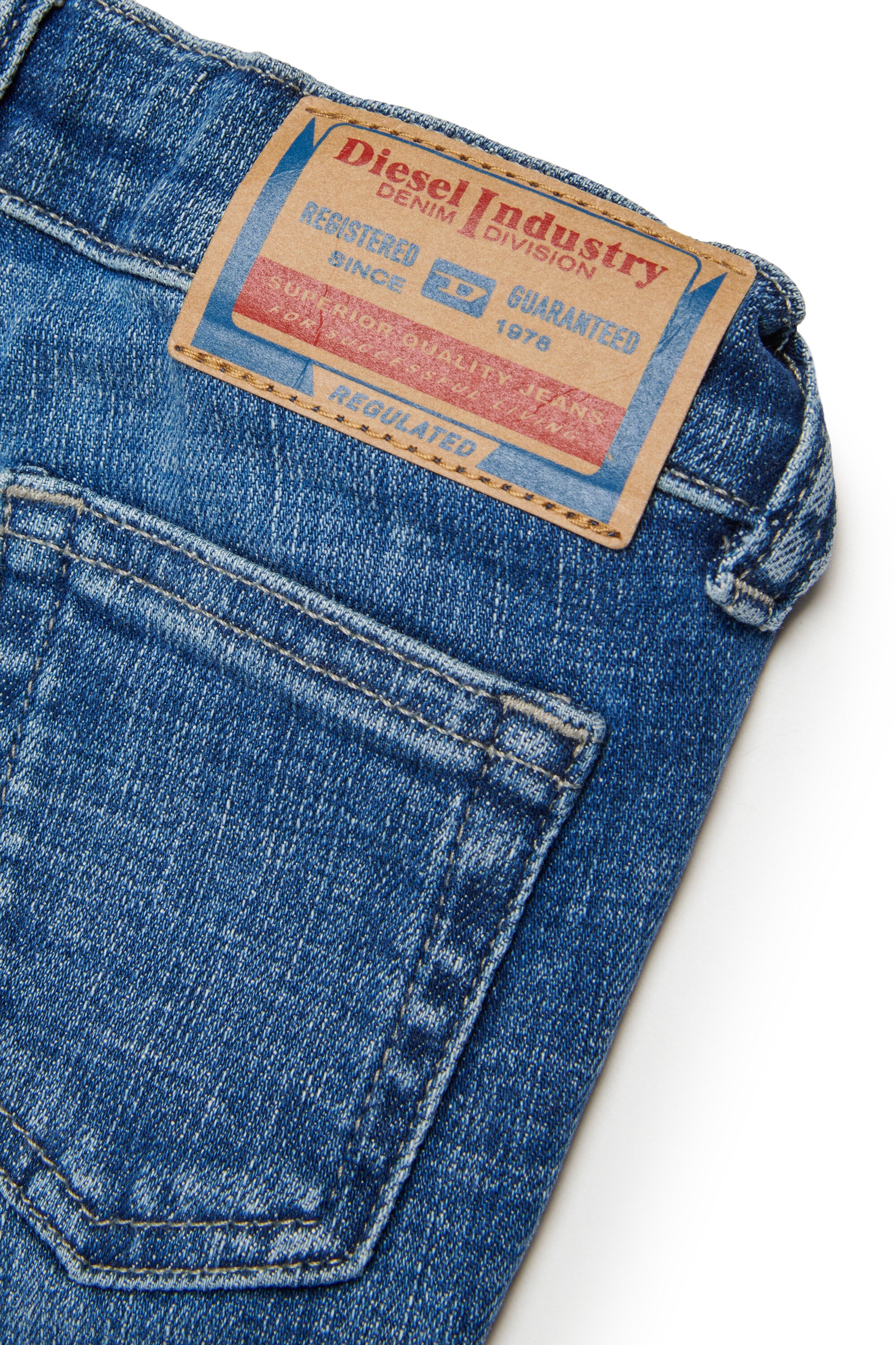 Bootcut-Fit-Jeans in mittlerer blauer Waschung – D-Heki